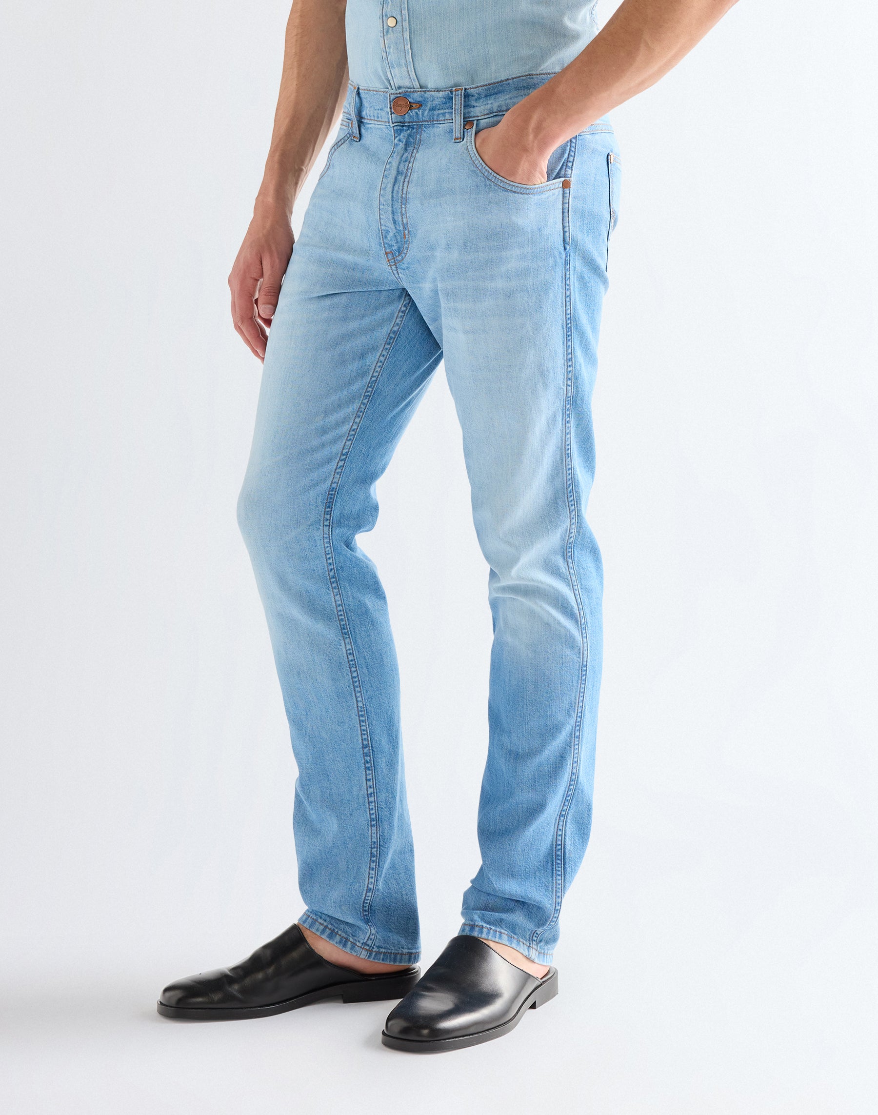 Greensboro in Light Wash Jeans Wrangler