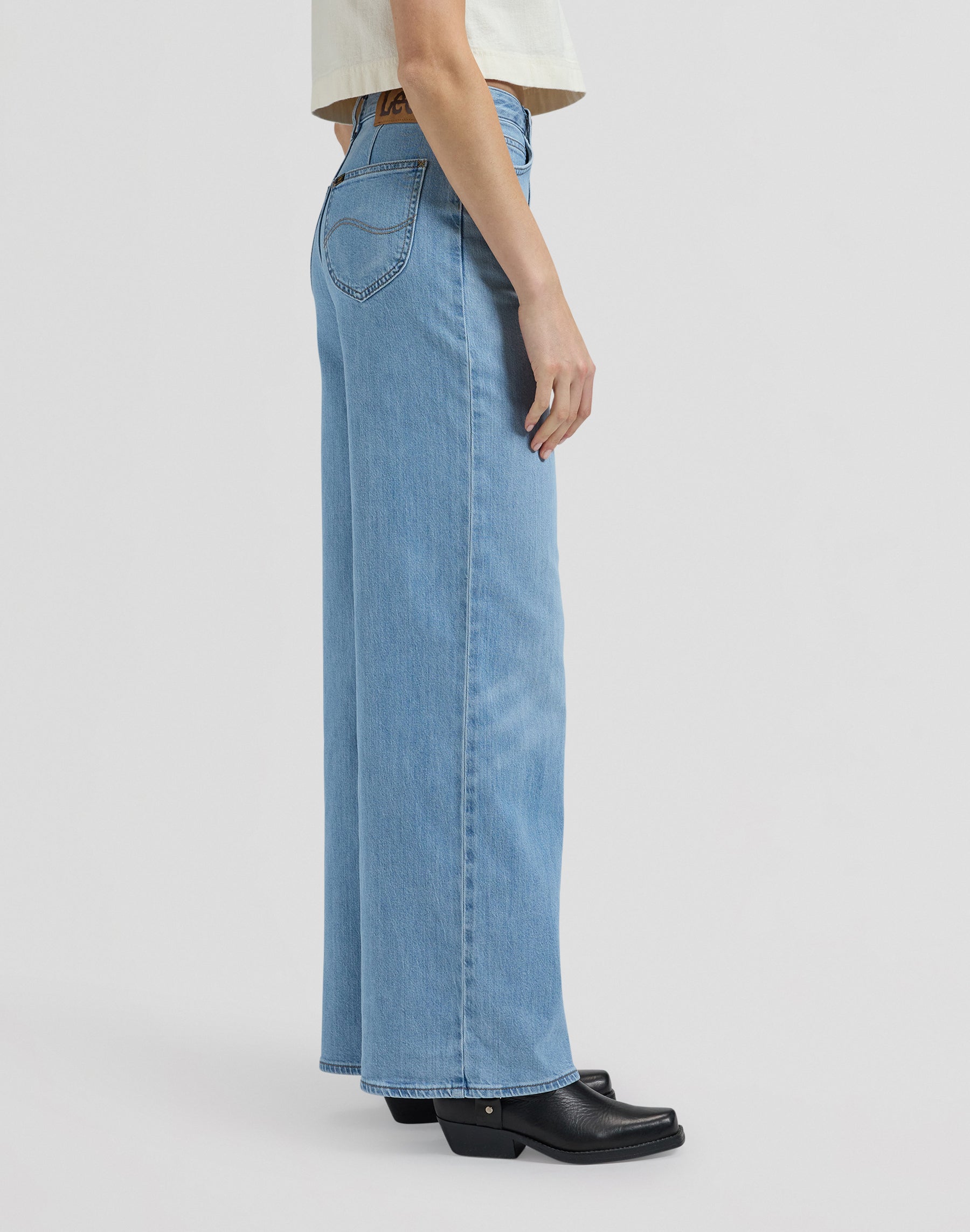 Stella in Water Droplet Jeans Lee