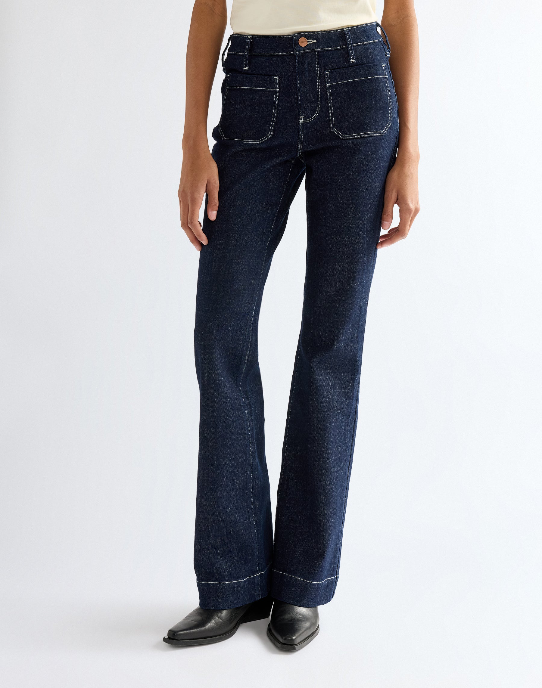 Jeans Flare in Dark Orbit Jeans Wrangler