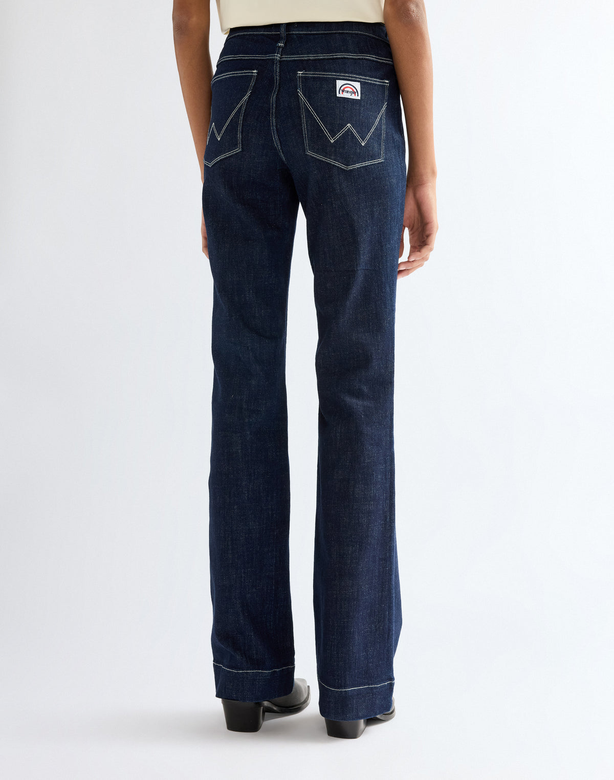 Jeans Flare in Dark Orbit Jeans Wrangler