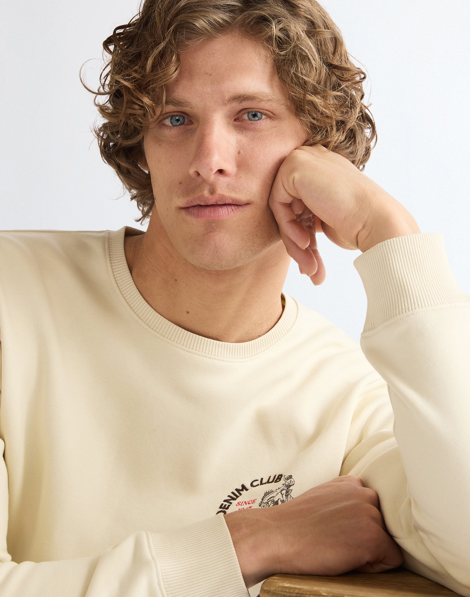 Sweatshirt Small Graphic in Almond Milk Sweatshirts Wrangler