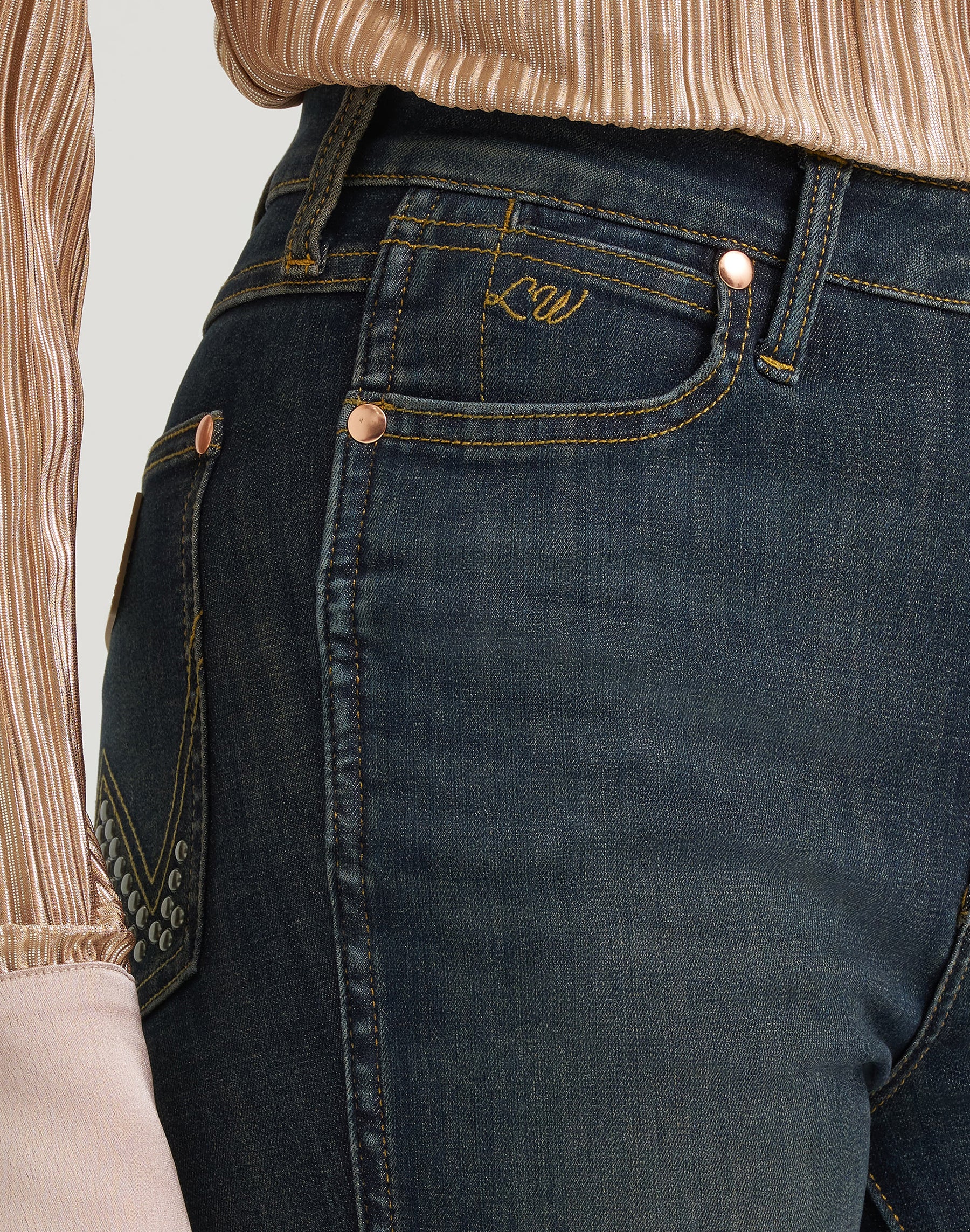 Jeans Boot Hugger in Dark Denim Jeans Wrangler