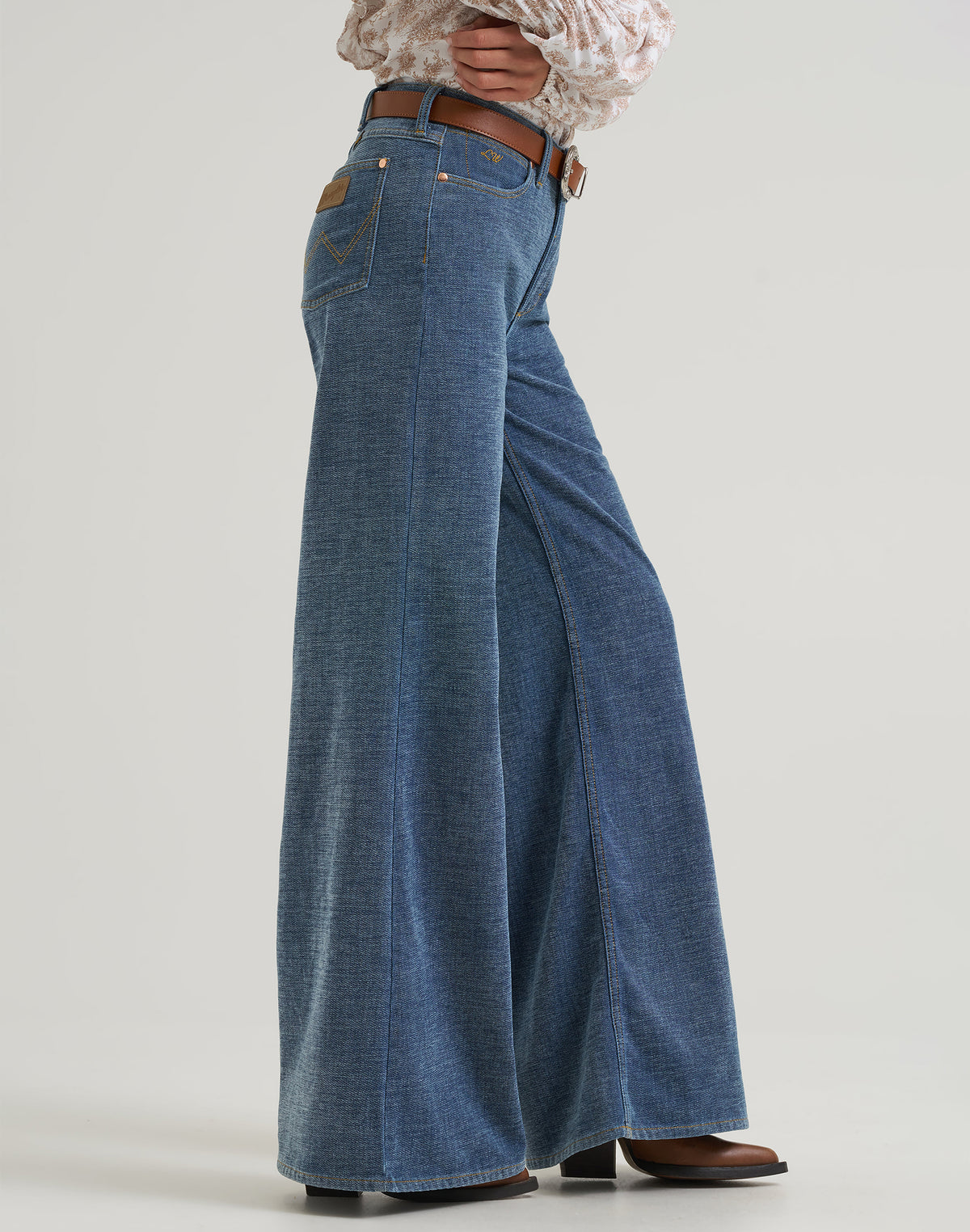 Jeans Cheeky Wide Leg in Indigo Chenille Jeans Wrangler
