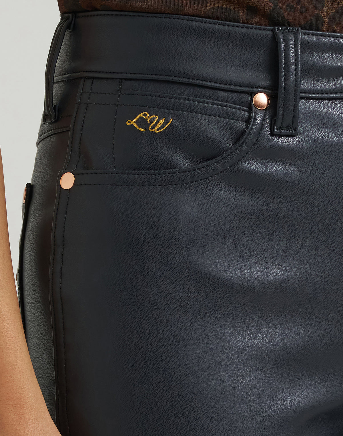 Hose Lainey Flare in Onyx Faux Leather Hosen Wrangler