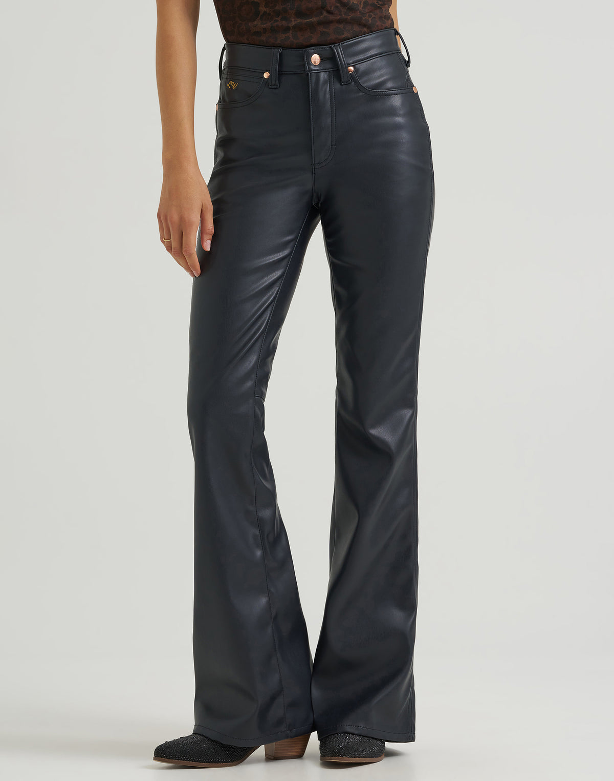 Hose Lainey Flare in Onyx Faux Leather Hosen Wrangler