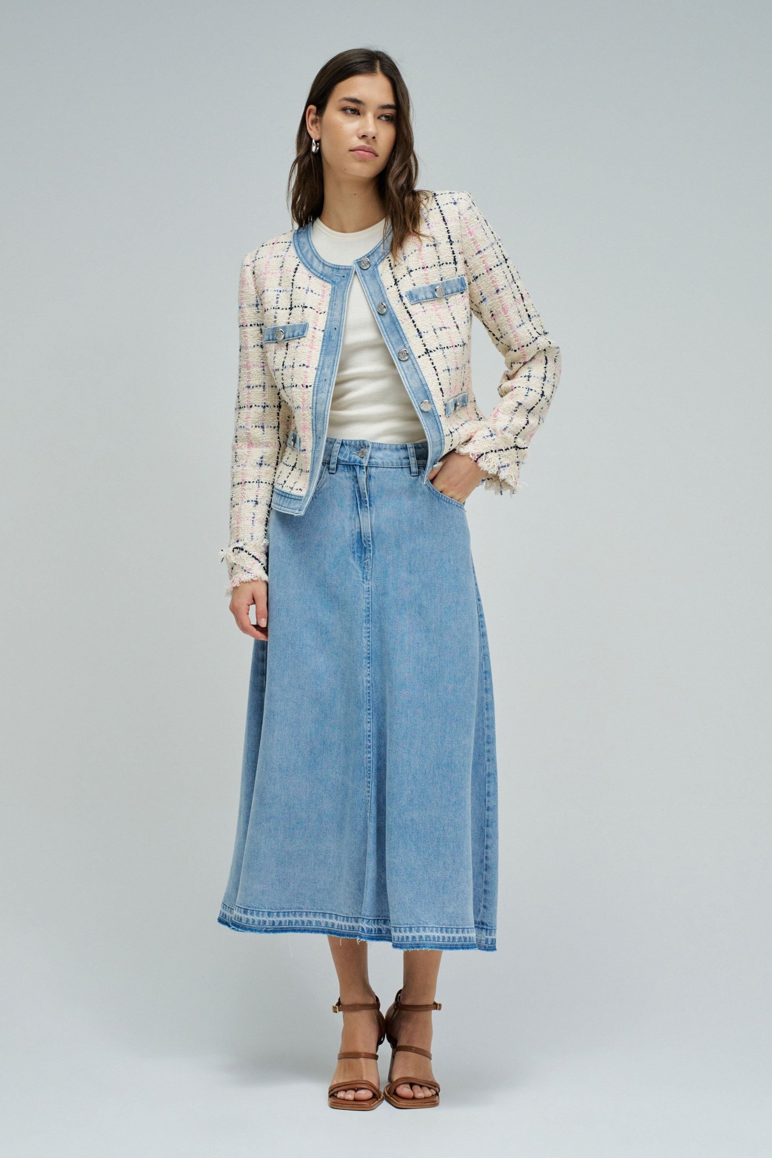 Chanel-style tweed jacket in light beige V2