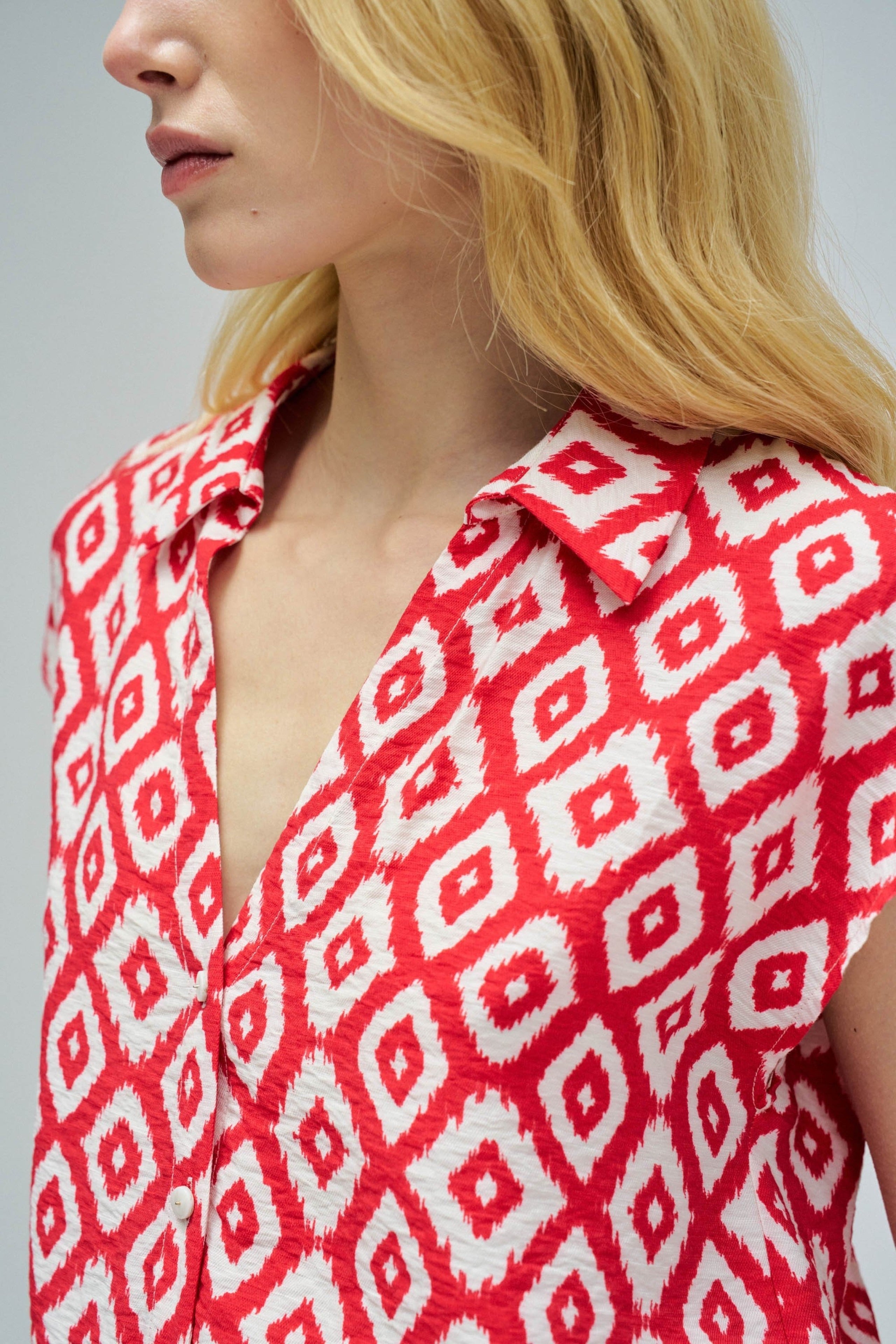 Basic Sleeveless Shirt in Light Pearl V1 Hemden Salsa Jeans