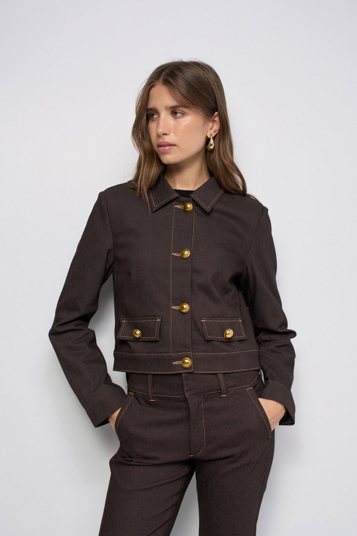 Jeansjacke mit Metallknöpfen in Dark Brown V1