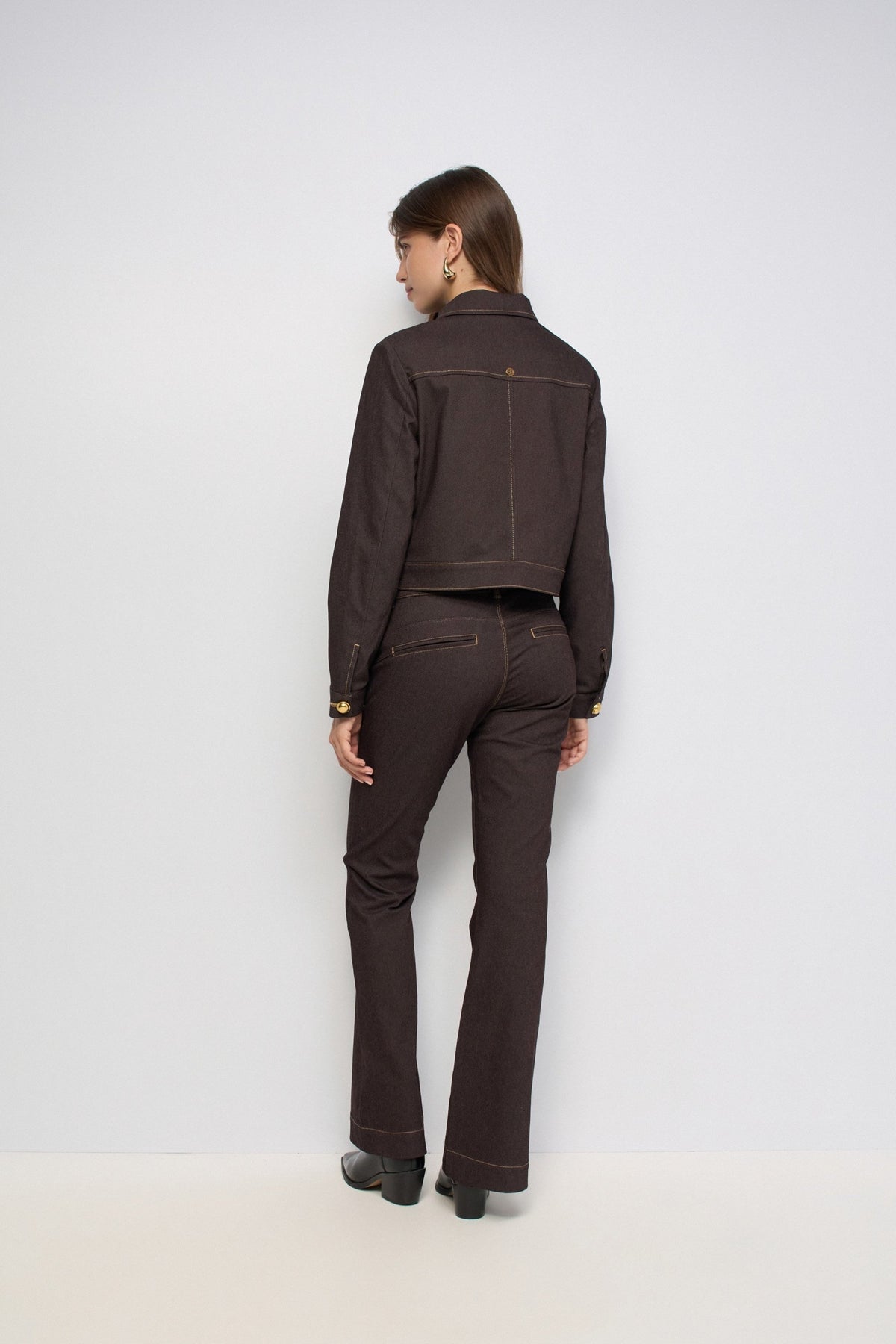 Jeansjacke mit Metallknöpfen in Dark Brown V1