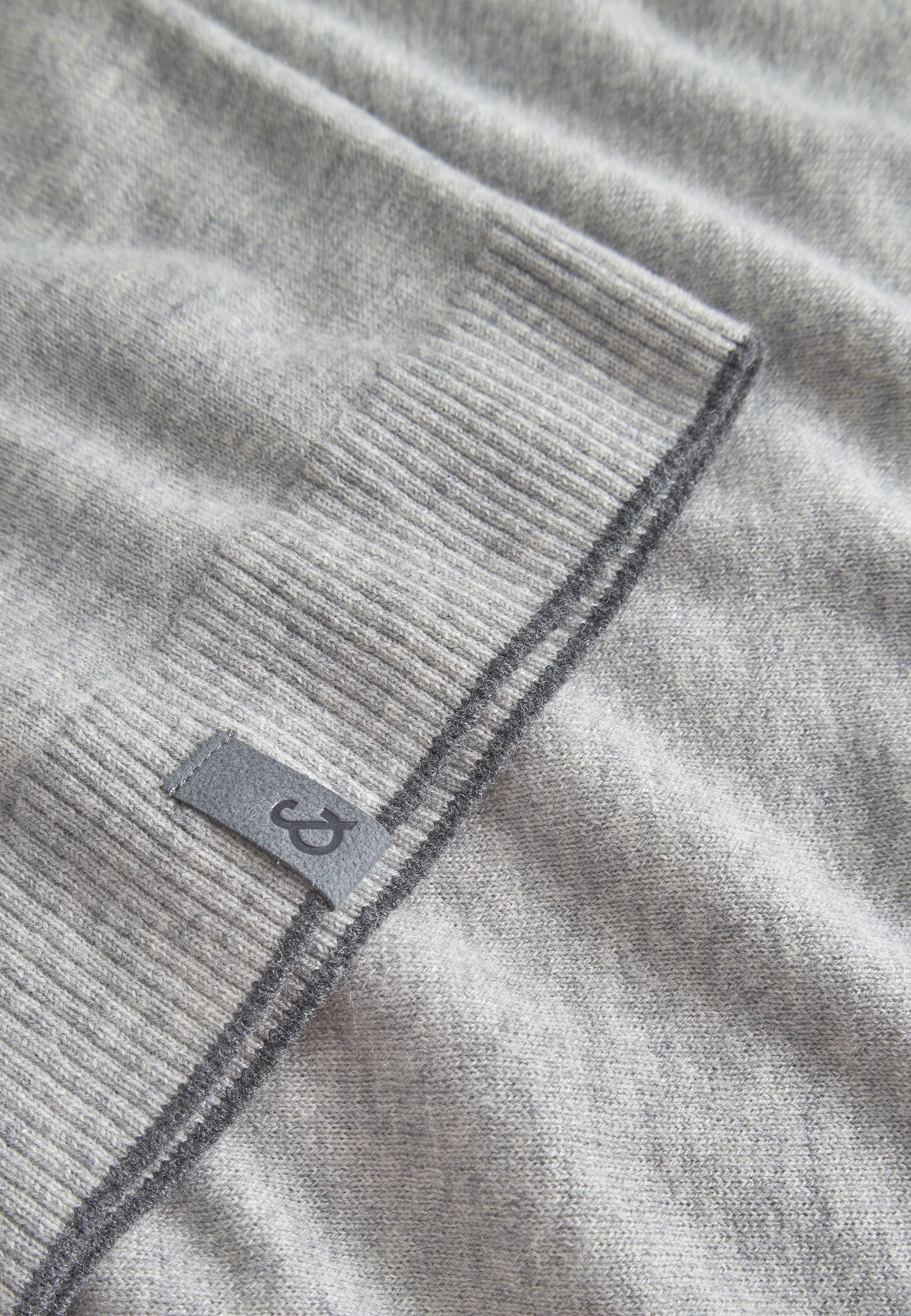 Roundneck Merino Blend in Silver Pullover Colours and Sons   