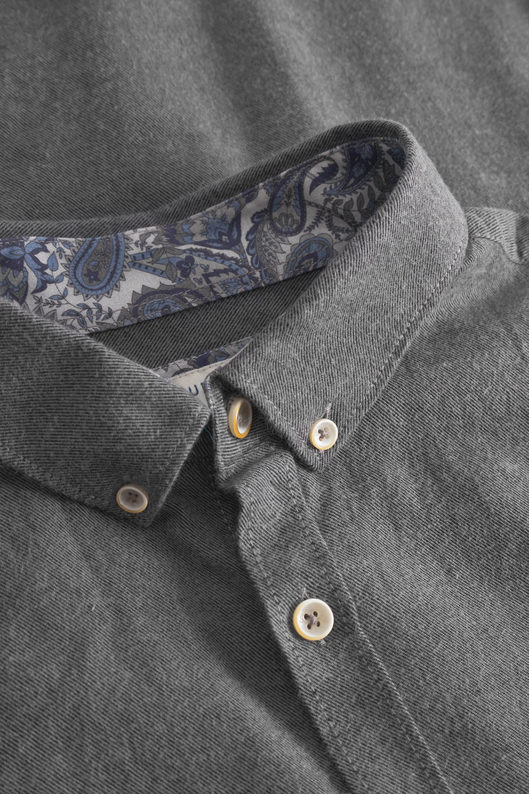 Shirt Brushed Twill in Anthracite Hemden Colours and Sons   