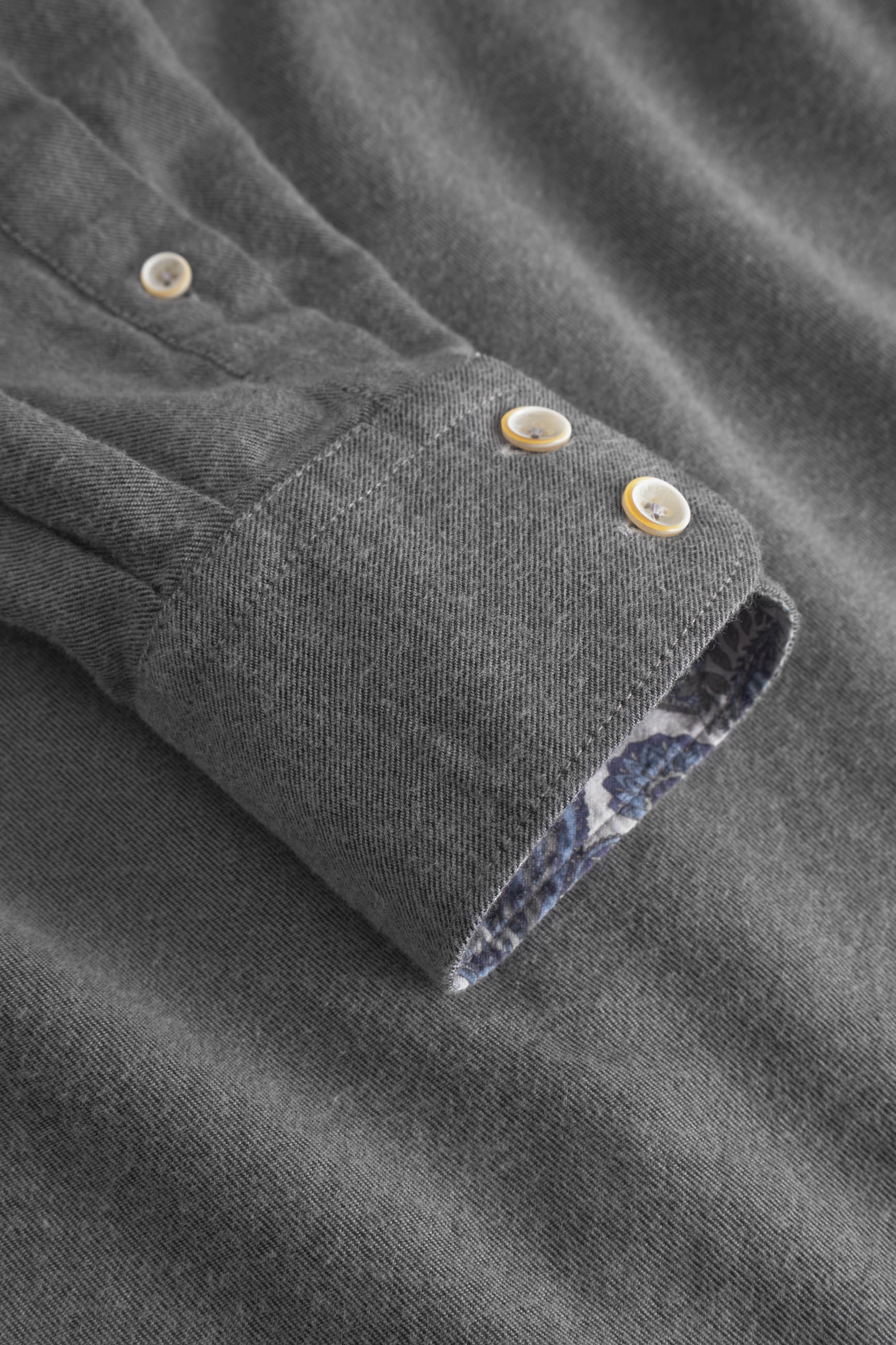 Shirt Brushed Twill in Anthracite Hemden Colours and Sons   