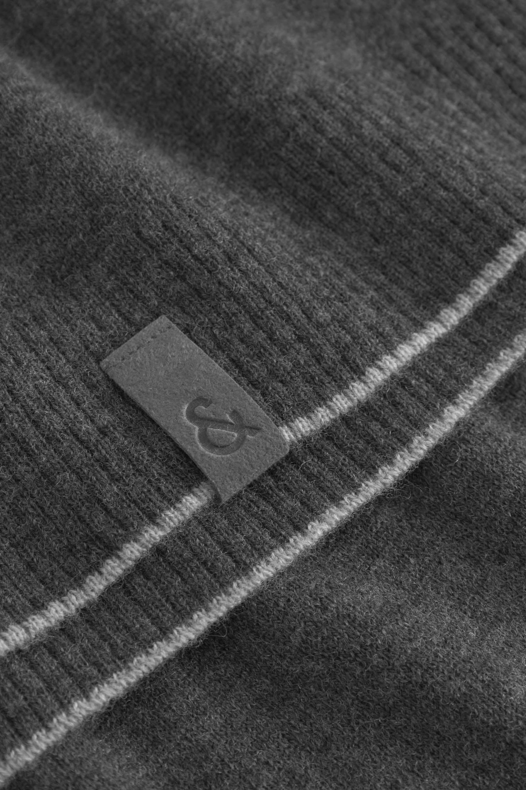 Roundneck-Merino Blend in Anthracite Pullover Colours and Sons