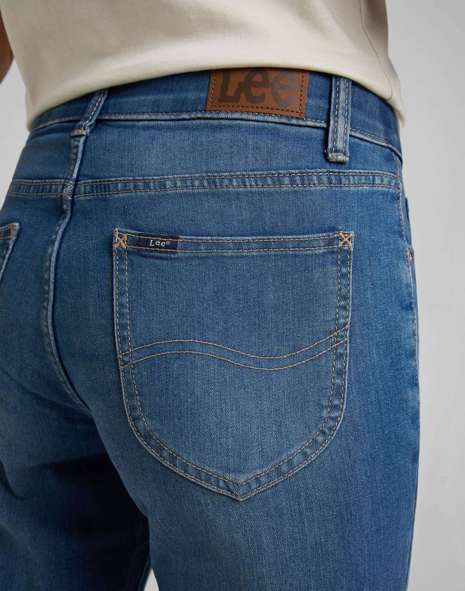 Comfort Straight in Medium Indigo Jeans Lee   