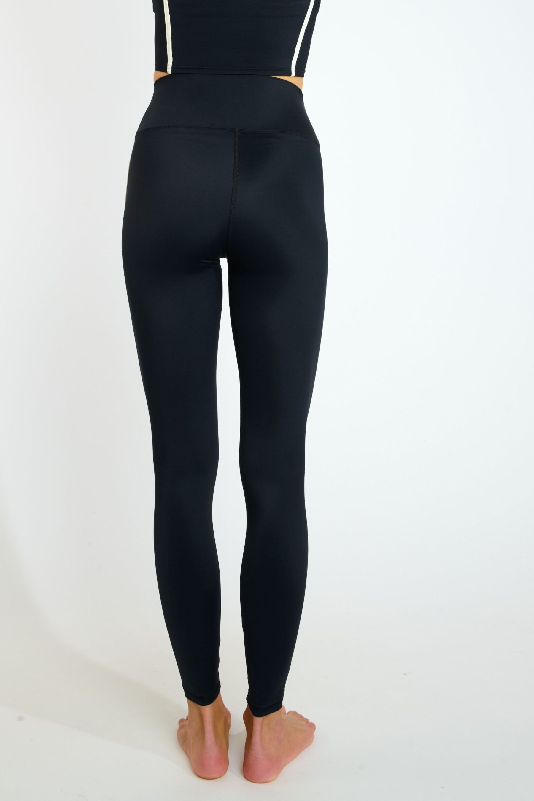 LIFT-WELLFLOW Leggings in Noir Hosen Banana Moon