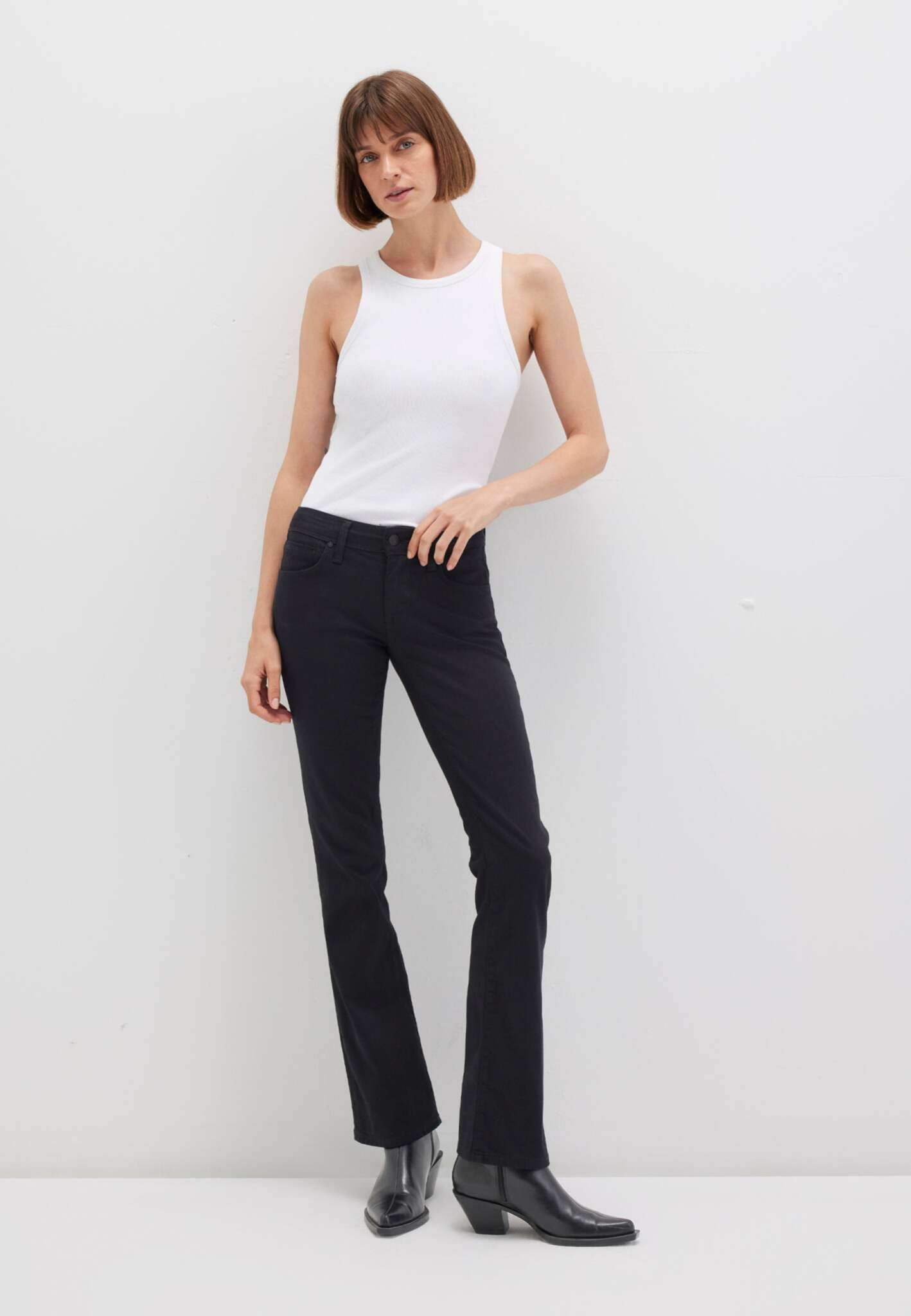 Bella Mid-Rise in Double Black Str Jeans Mavi