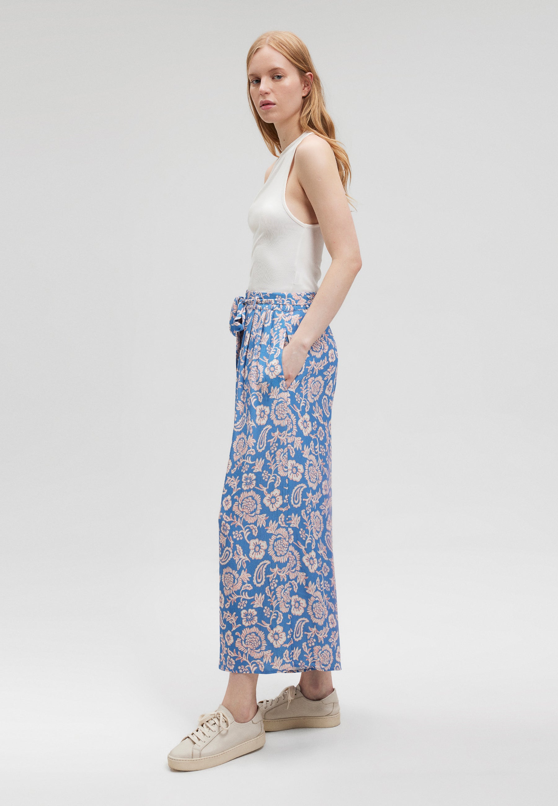 Woven Pants in Blue Paisley Print Hosen Mavi   