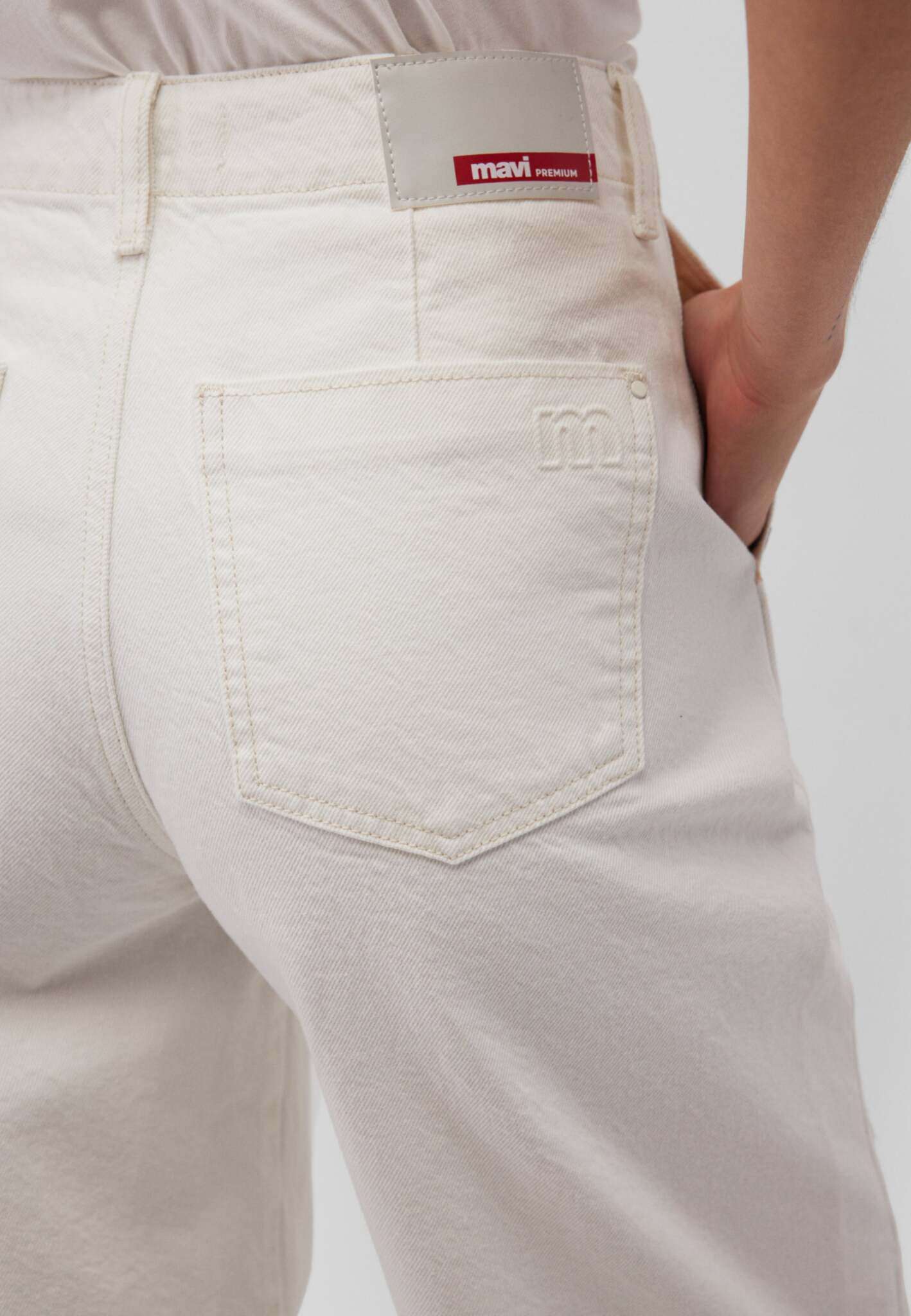 Sakura in Off White Denim Jeans Mavi