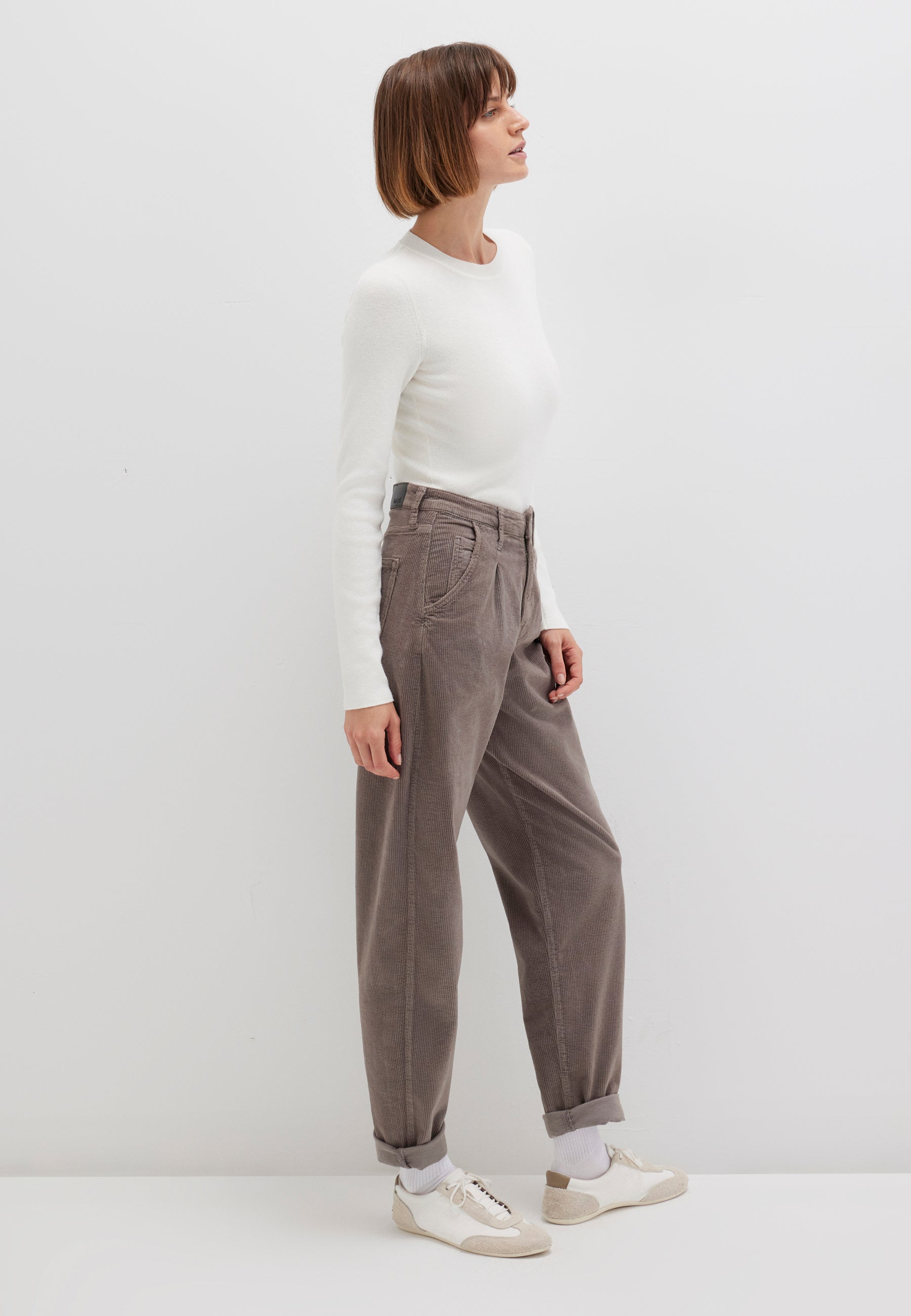 Laura in Charcoal Gray Cord Hosen Mavi