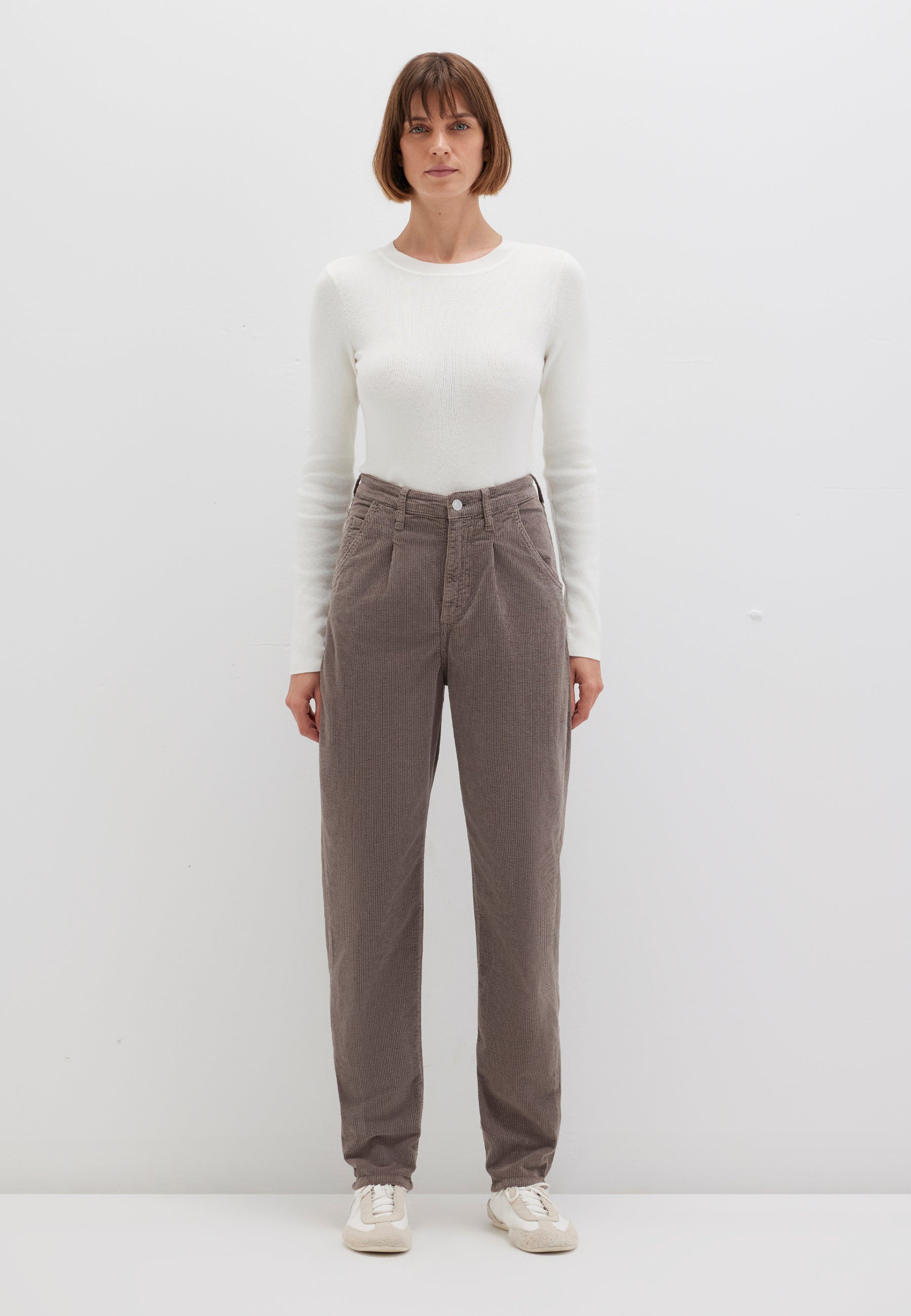 Laura in Charcoal Gray Cord Hosen Mavi