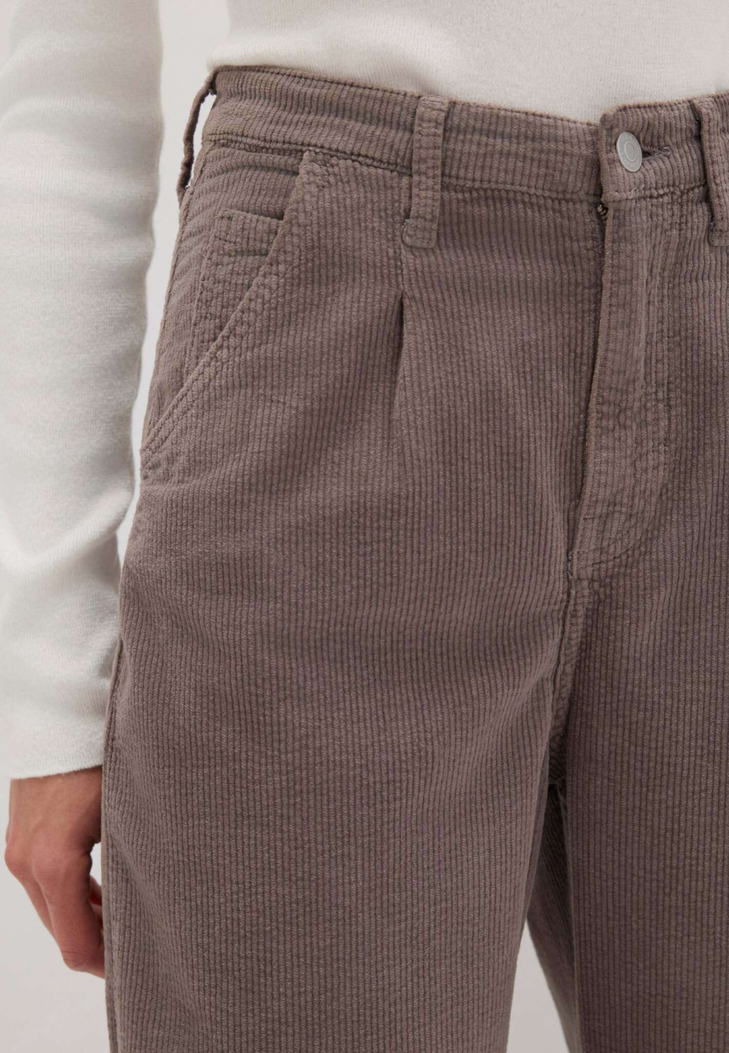 Laura in Charcoal Gray Cord Hosen Mavi