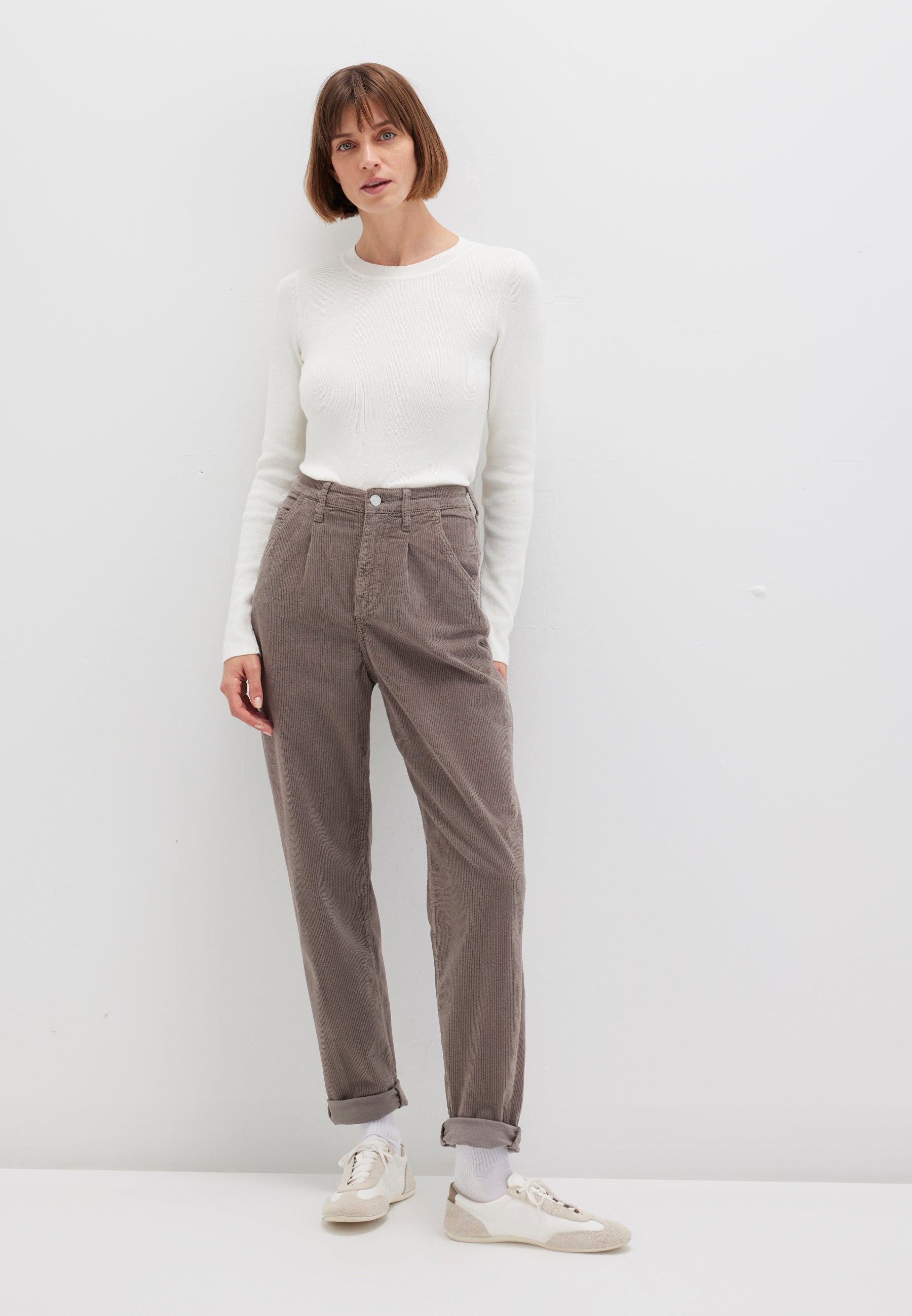 Laura in Charcoal Gray Cord Hosen Mavi