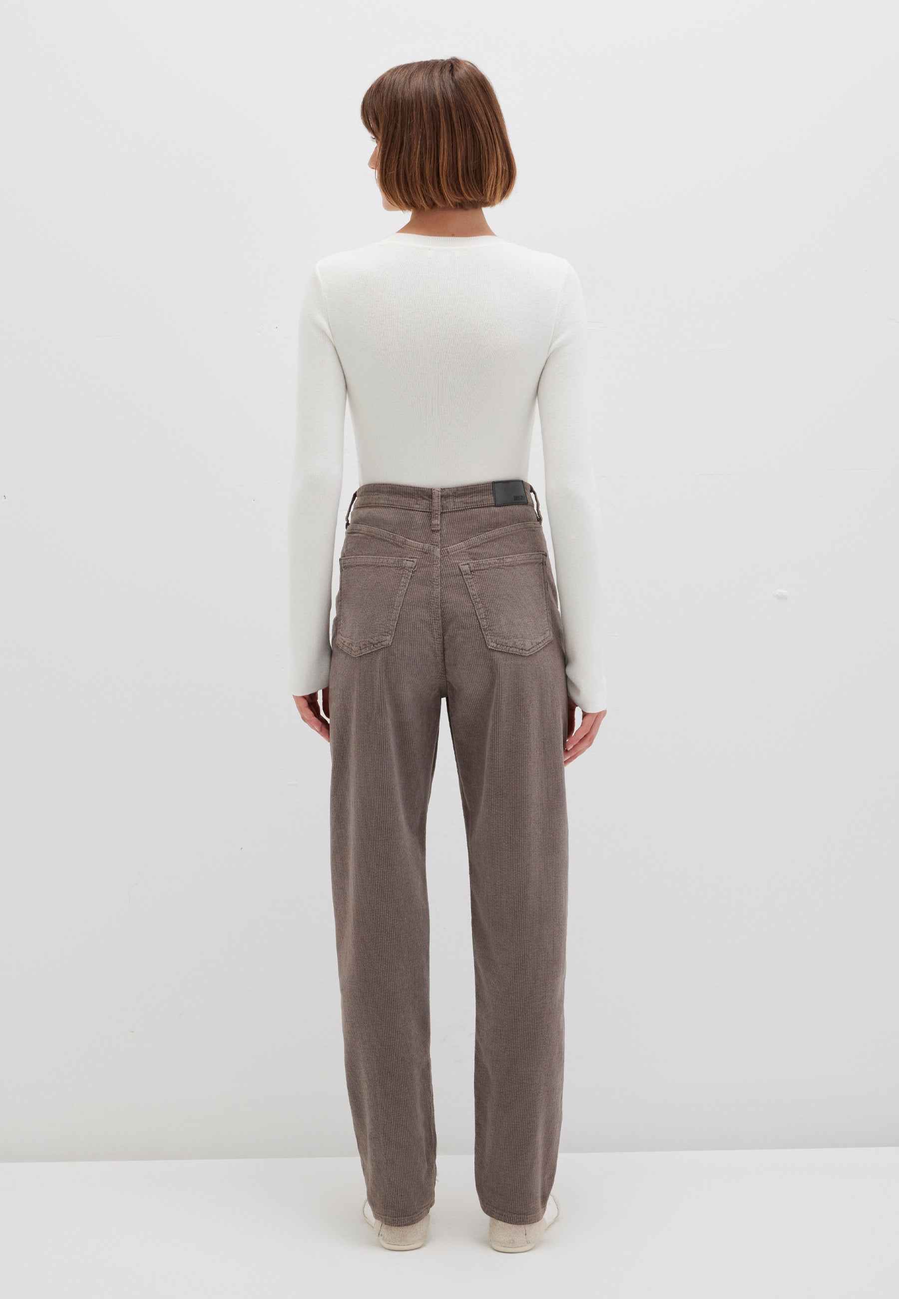 Laura in Charcoal Gray Cord Hosen Mavi