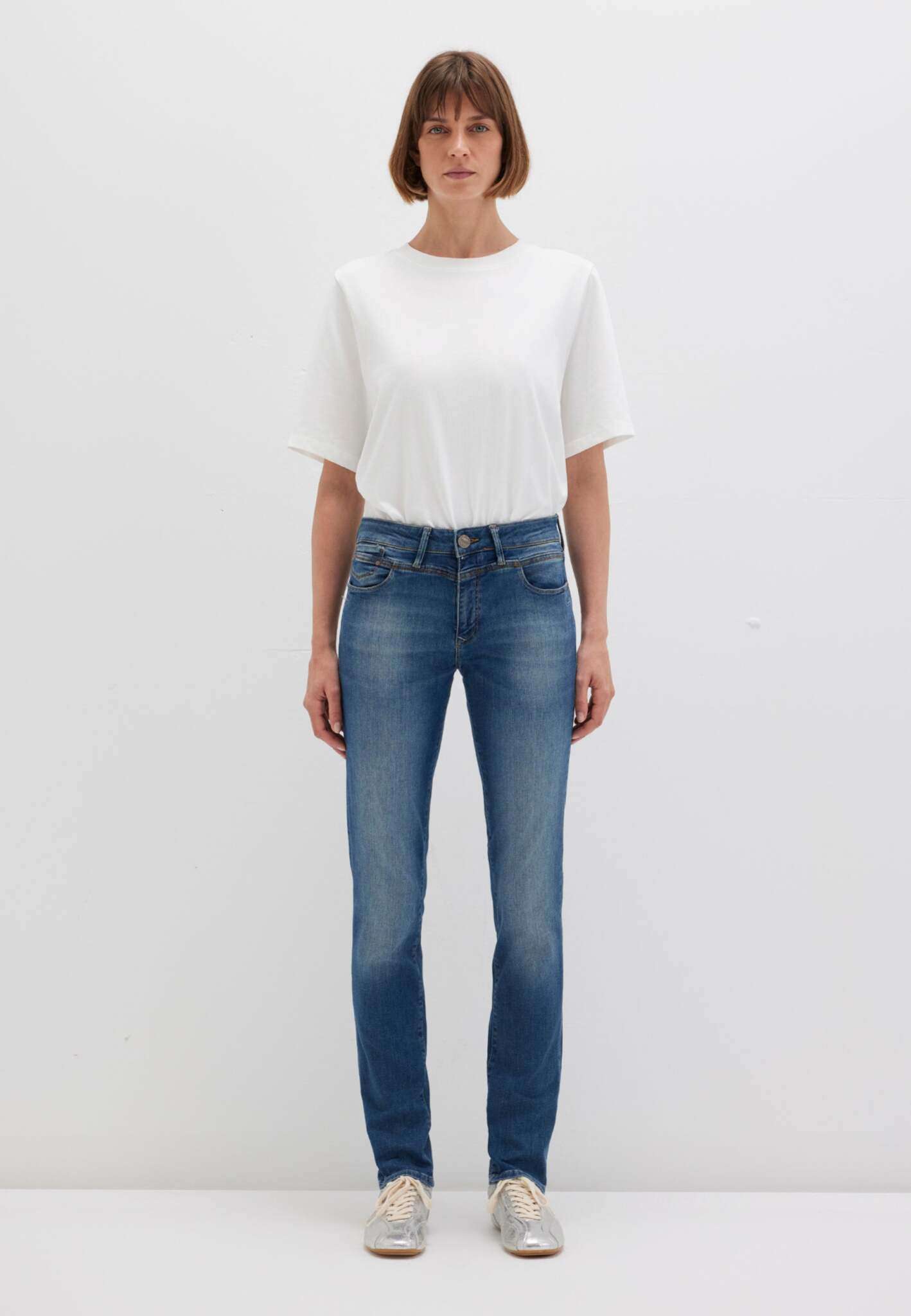 Sophie in Deep Memory Fit Jeans Mavi