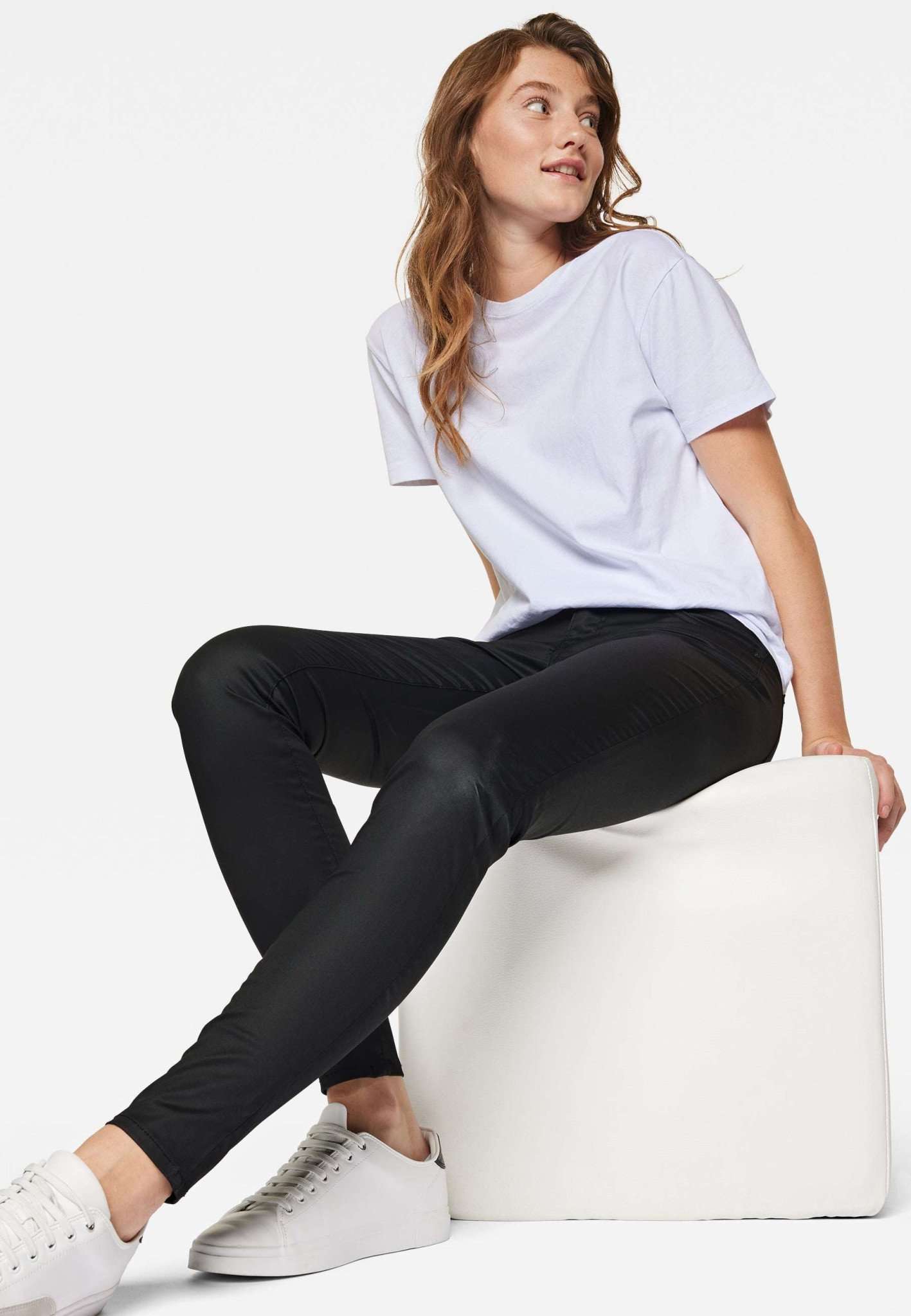 Adriana in Black Jeather Jeans Mavi   