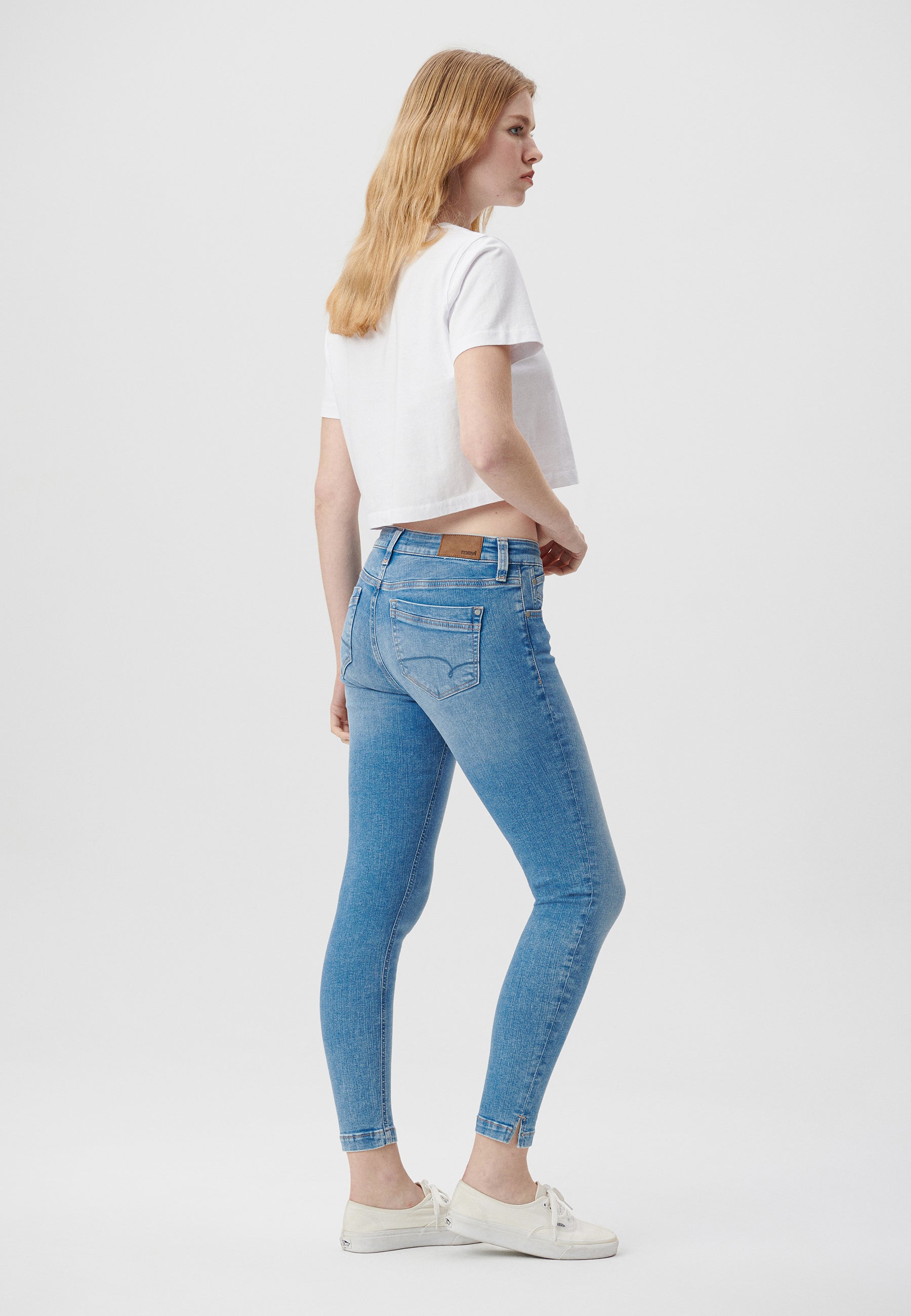 Adriana in Mid Aqua Blue Str Jeans Mavi   