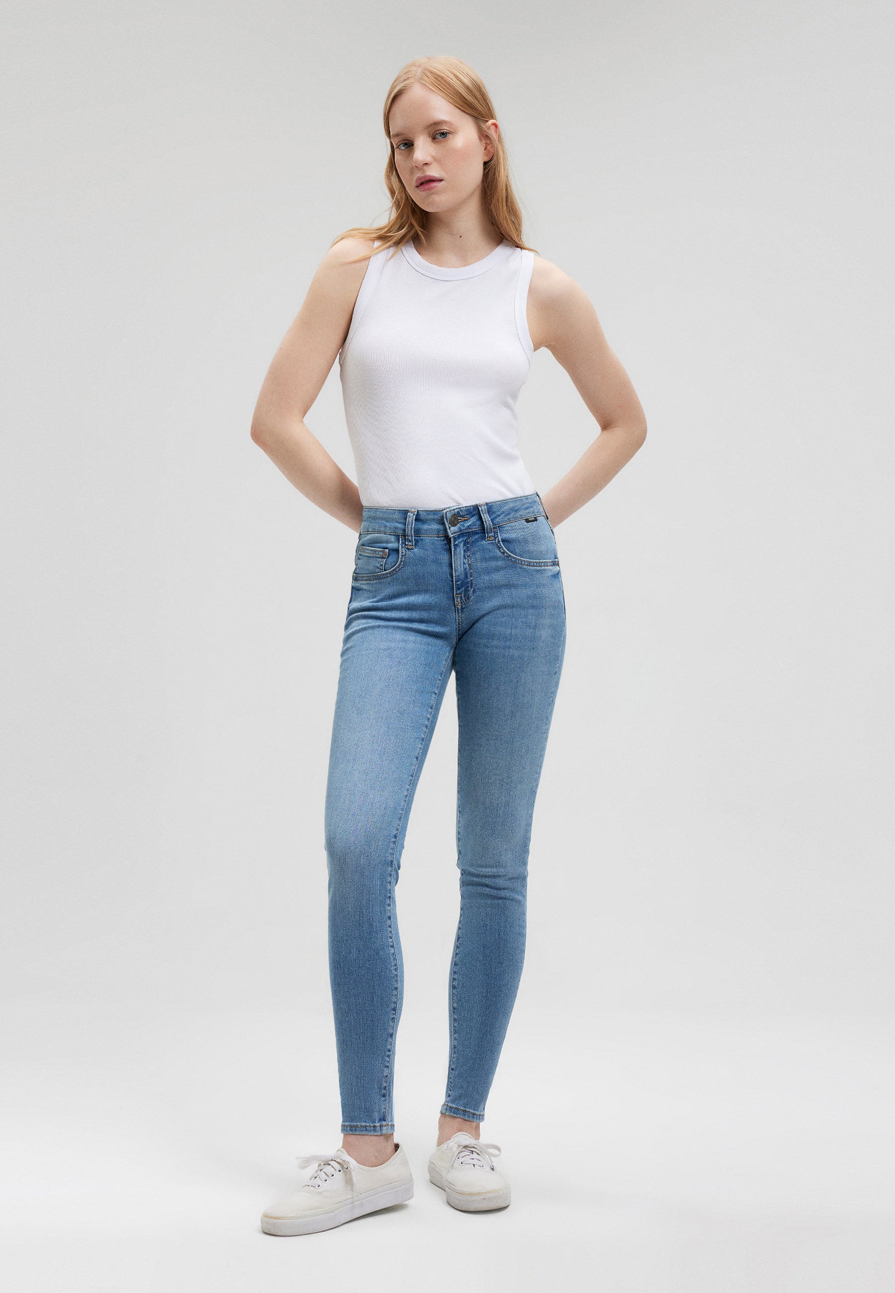 Adriana in Mid Brushed Str Jeans Mavi   