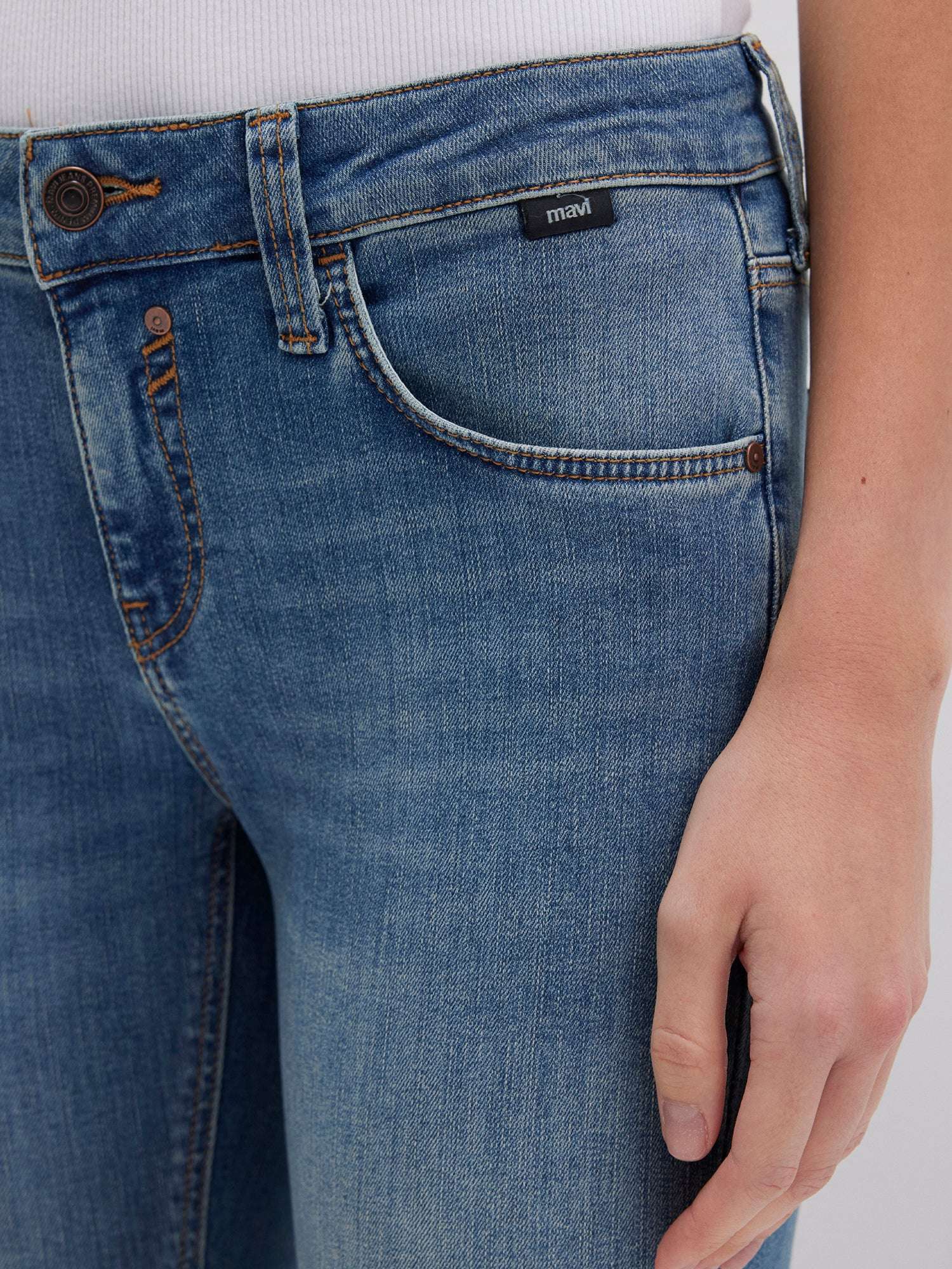 Adriana in Deep Shaded Str Jeans Mavi