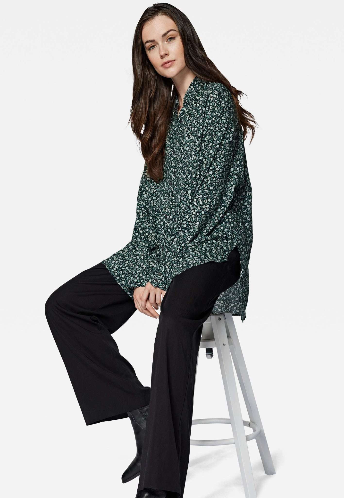 Printed Oversize Shirt in Black Petal Print Hemden Mavi   