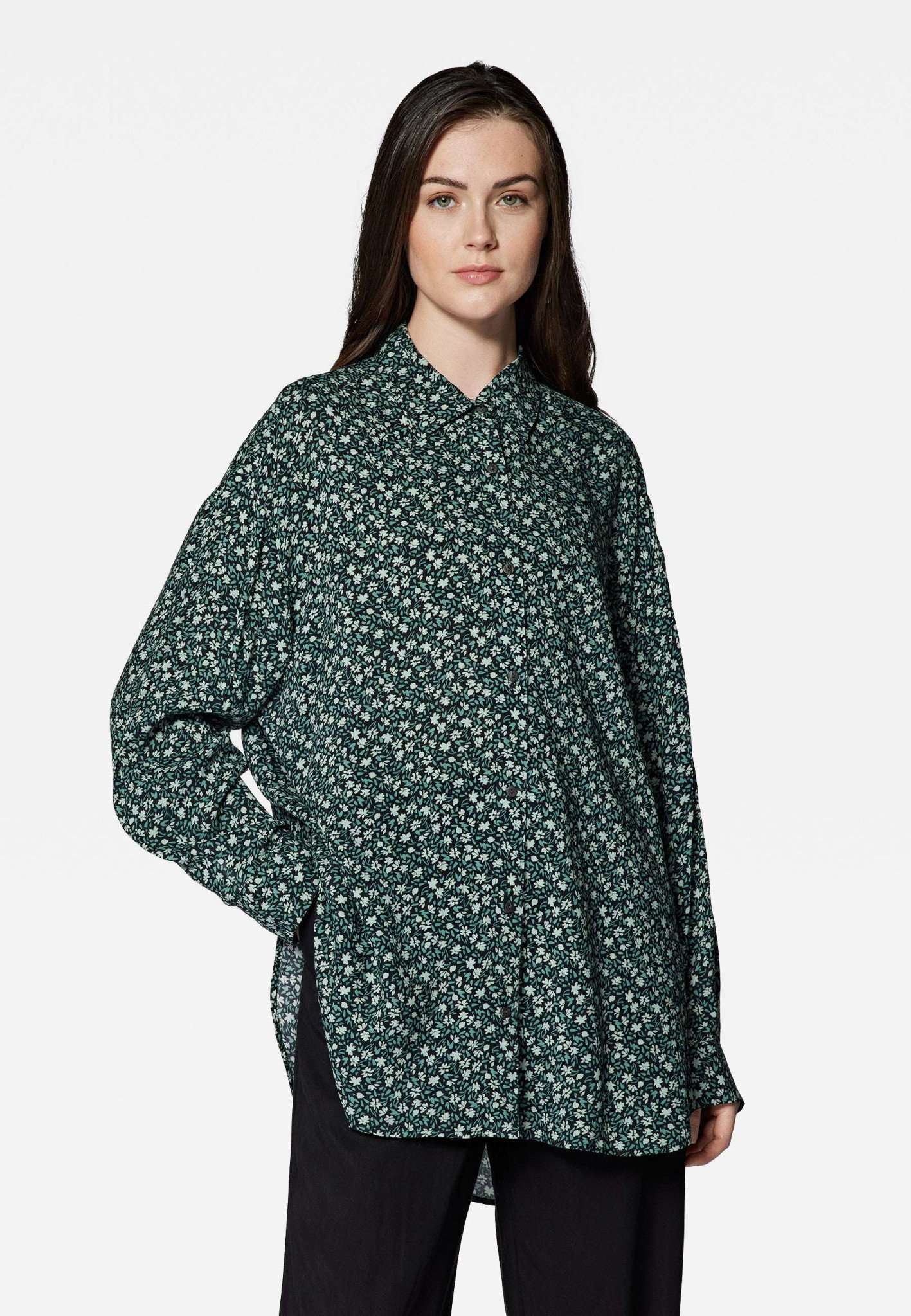 Printed Oversize Shirt in Black Petal Print Hemden Mavi   