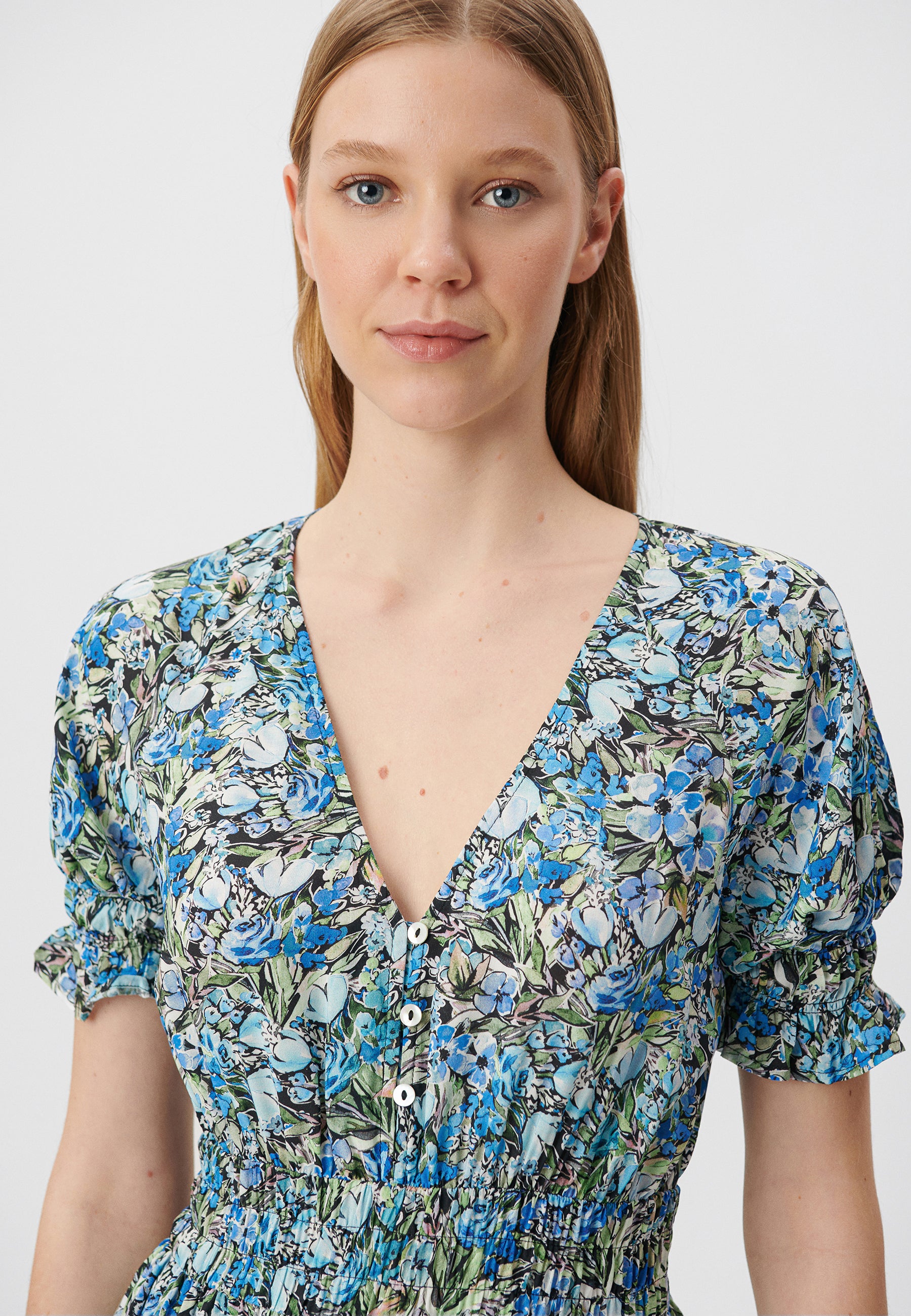 Short Sleeve Woven Dress in Blue Garden Print Kleider Mavi   