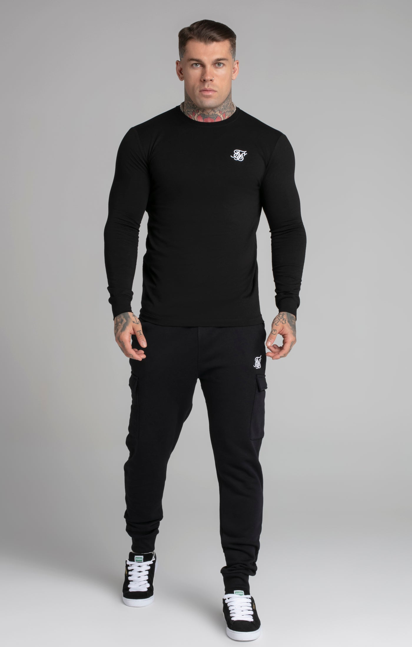 Essential Cargo Jogger in Black Hosen SikSilk   