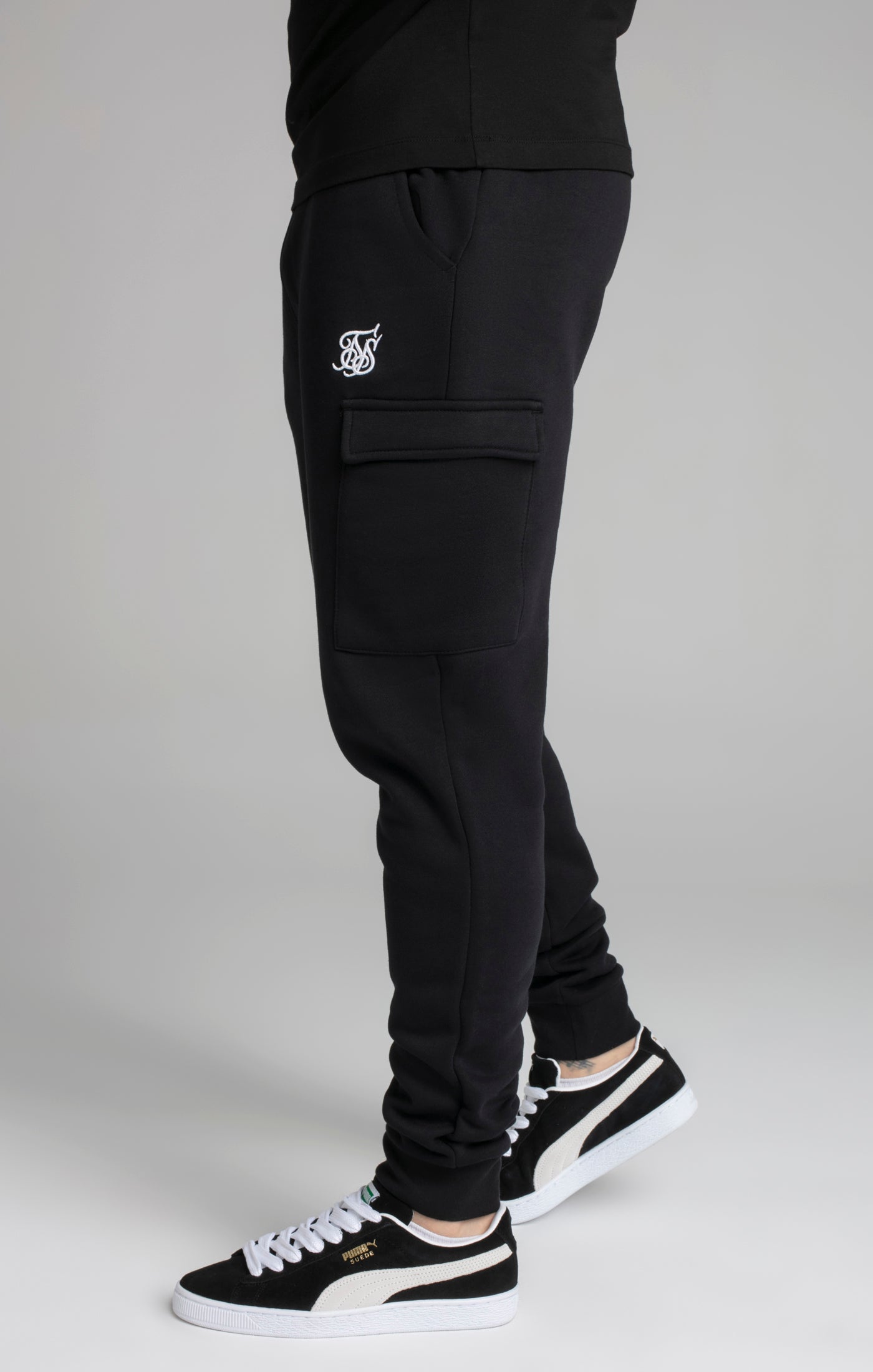 Essential Cargo Jogger in Black Hosen SikSilk   