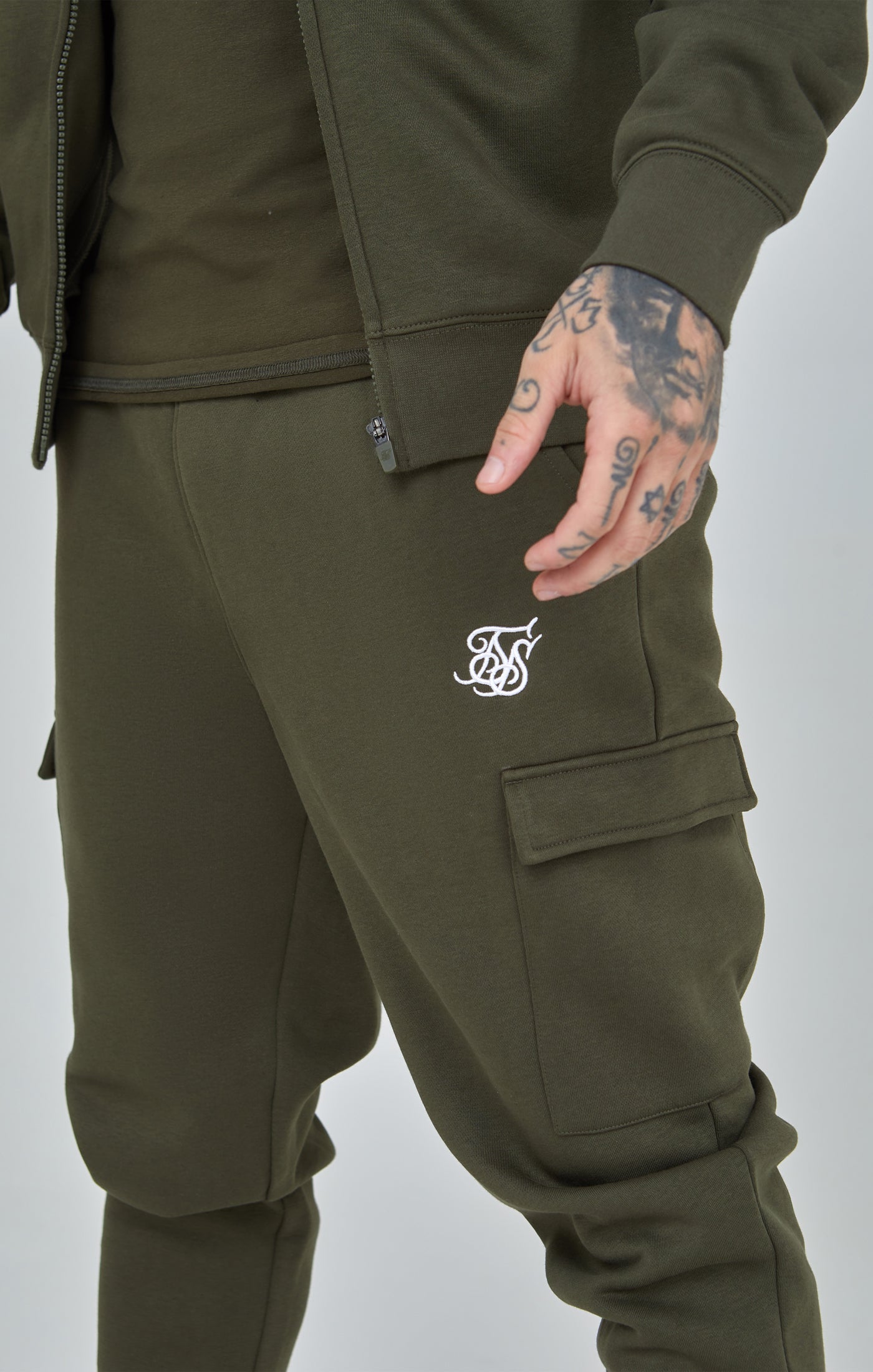 Essential Cargo Jogger in Khaki Hosen SikSilk   