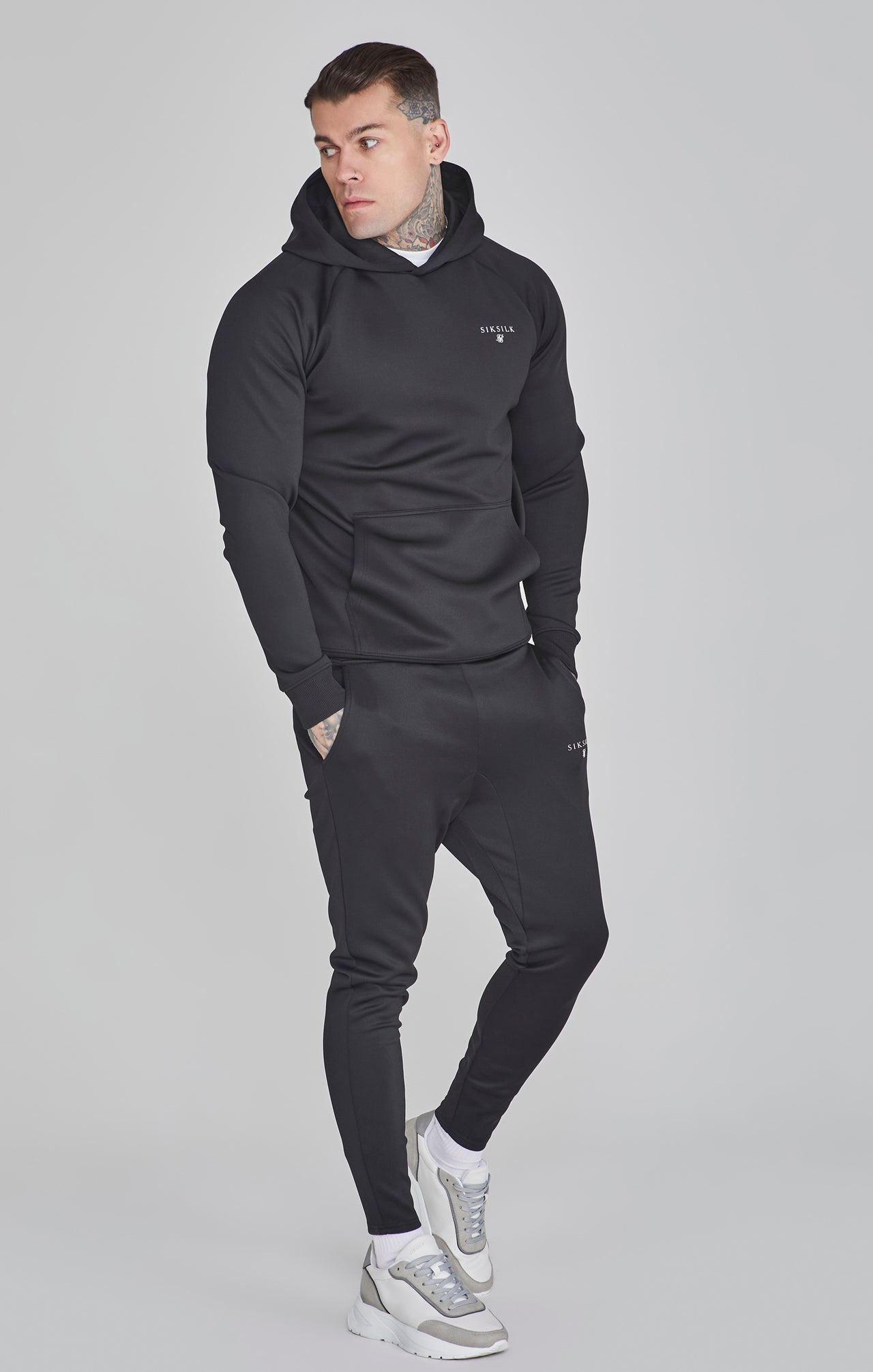 Essentials Poly Hoodie in Black Kapuzenpullover SikSilk   