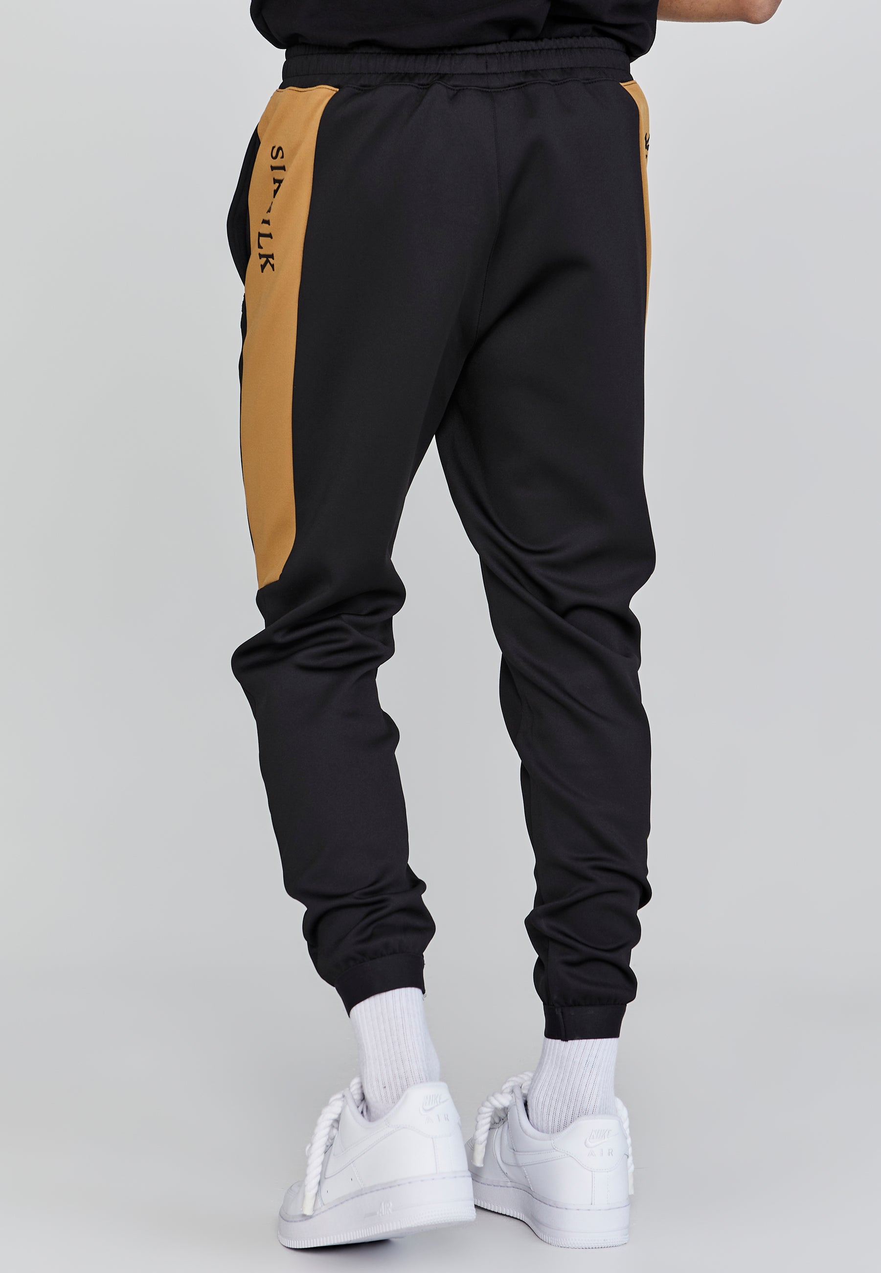 Muscle Fit Joggers in Black Hosen SikSilk   