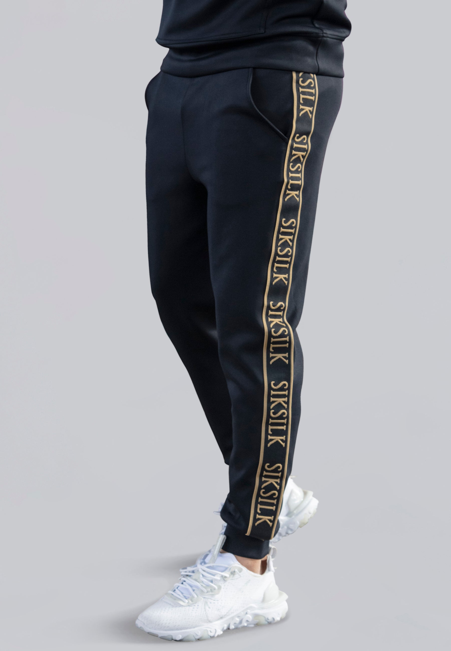 Muscle Fit Joggers in Black Hosen SikSilk   