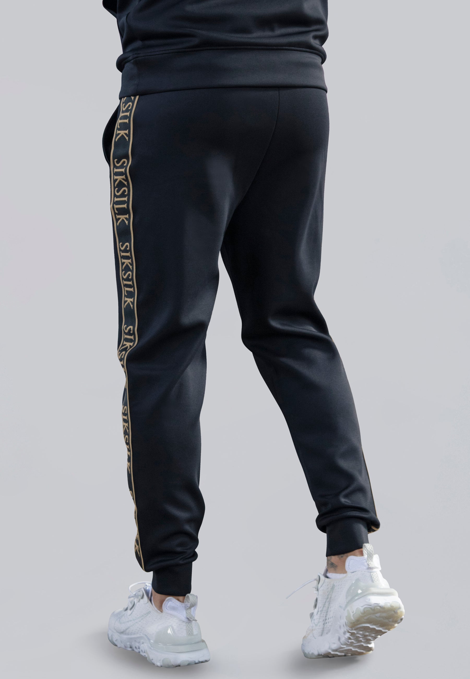 Muscle Fit Joggers in Black Hosen SikSilk   