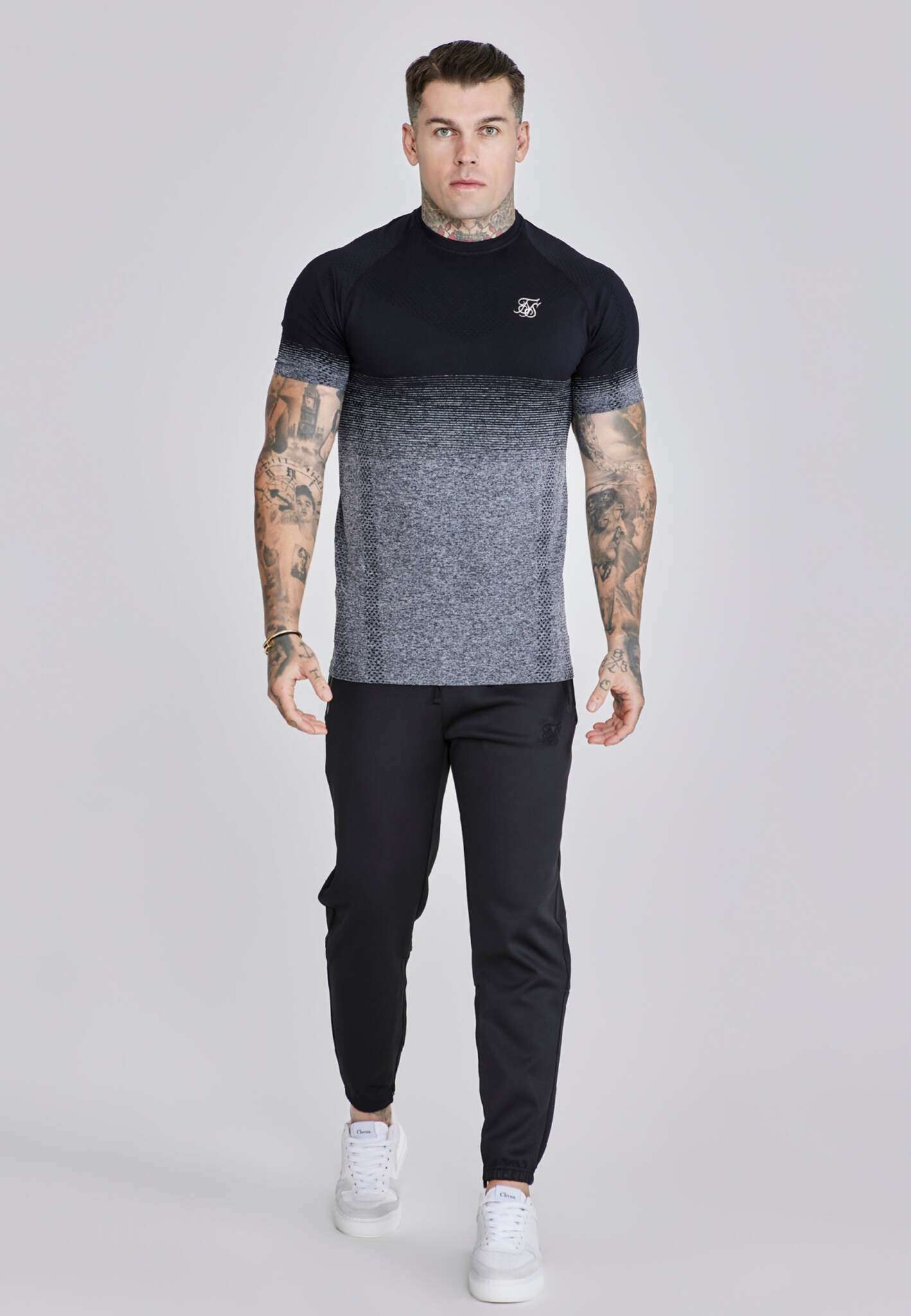 Tapered Joggers in Black Hosen SikSilk