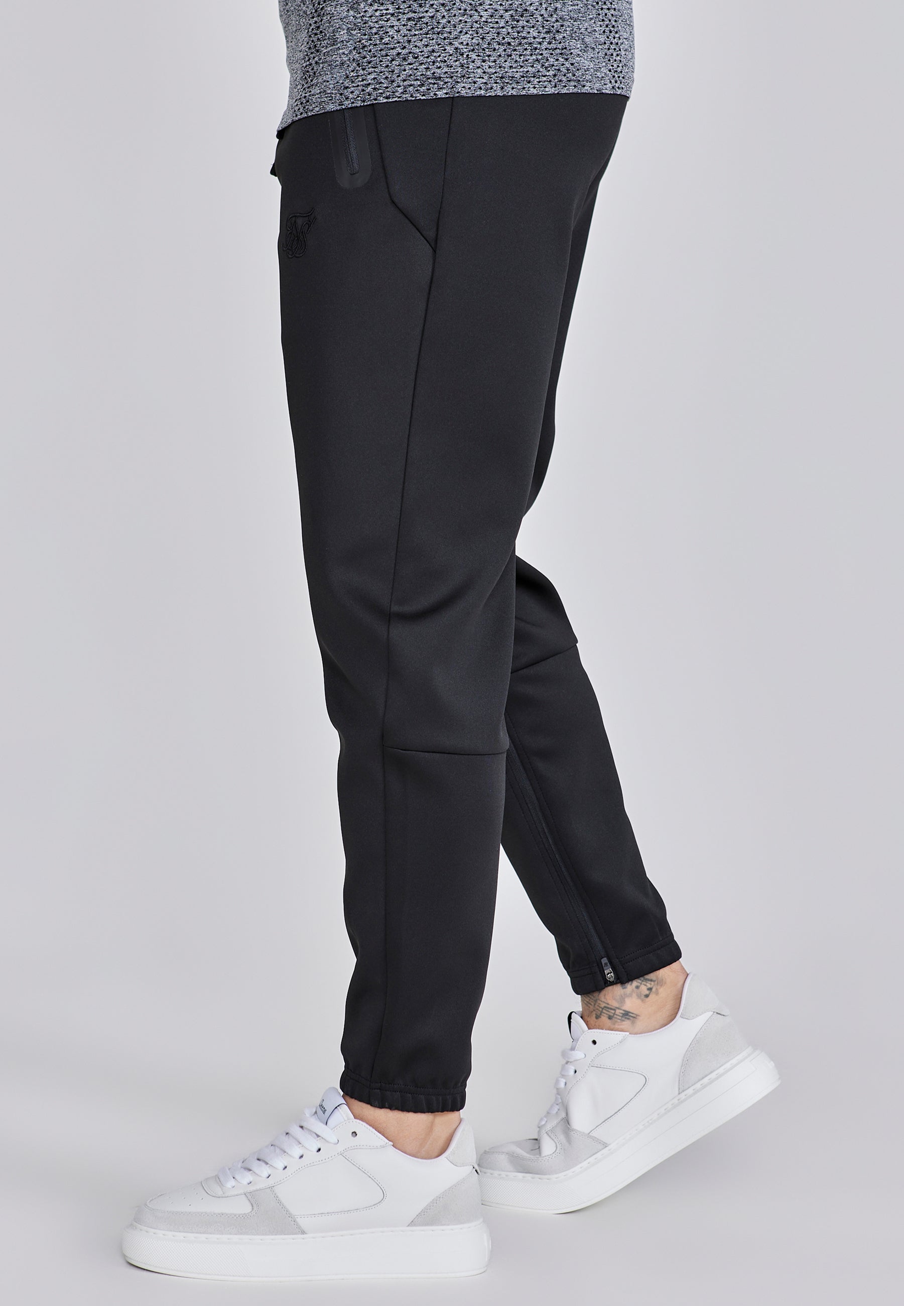 Tapered Joggers in Black Hosen SikSilk