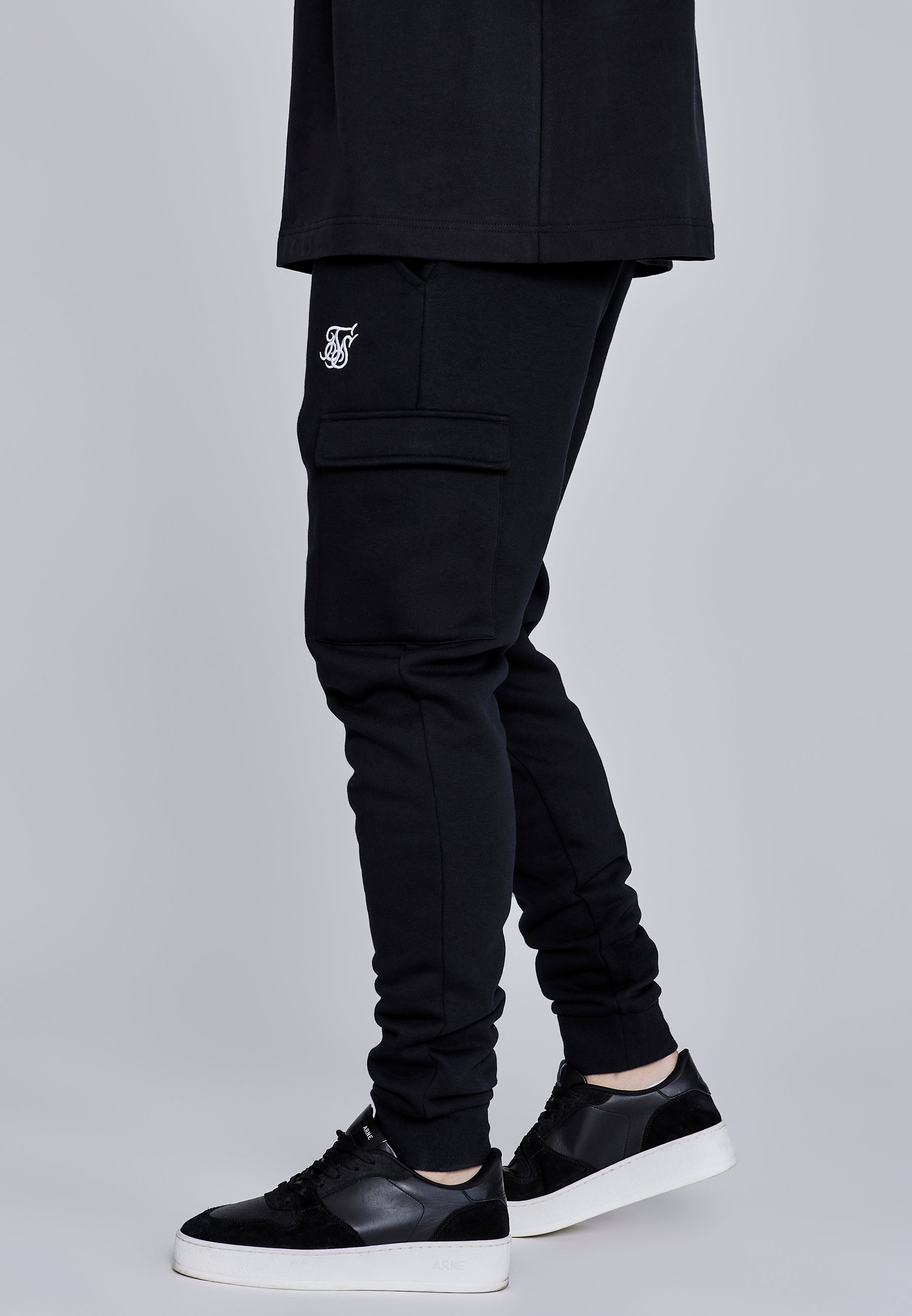 Essentials Cargo Joggers in Black Hosen SikSilk