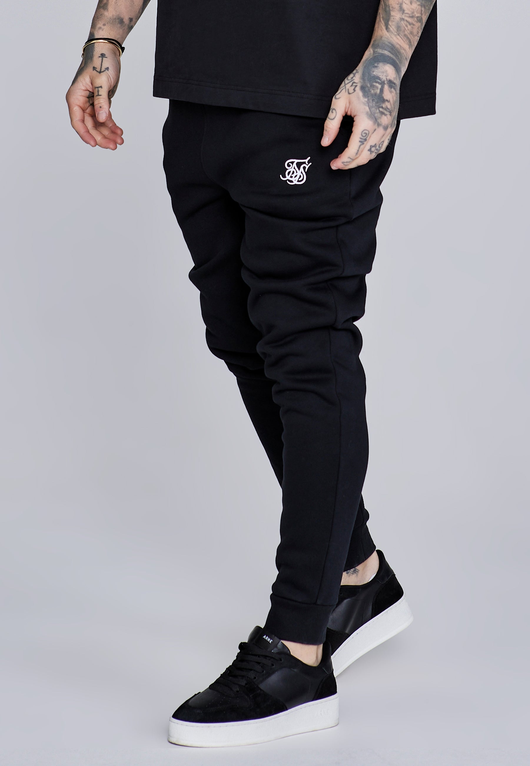 Essentials Joggers in Black Hosen SikSilk