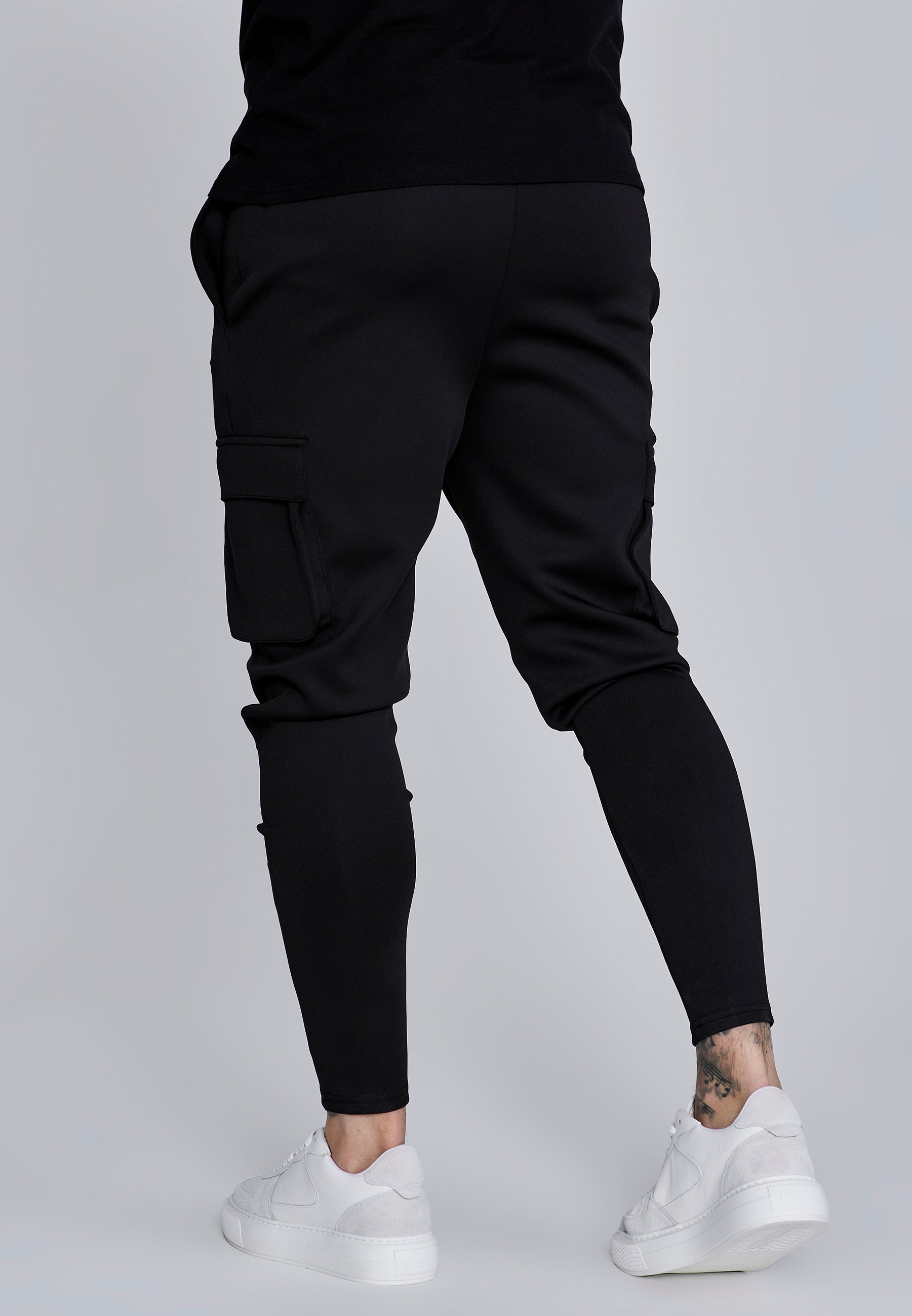 Essentials Poly Cargos in Black Hosen SikSilk