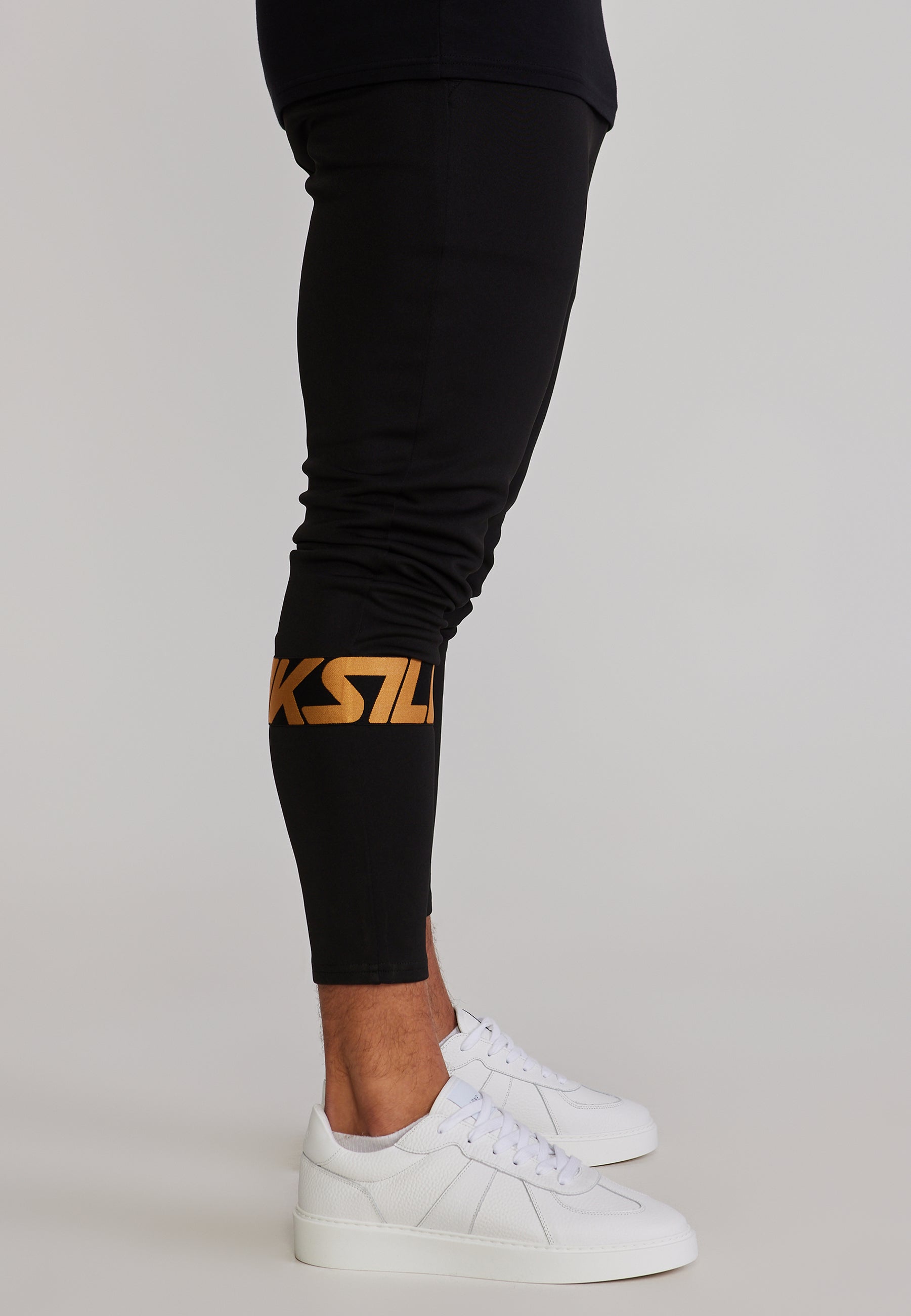 Dynamic Joggers in Black Hosen SikSilk