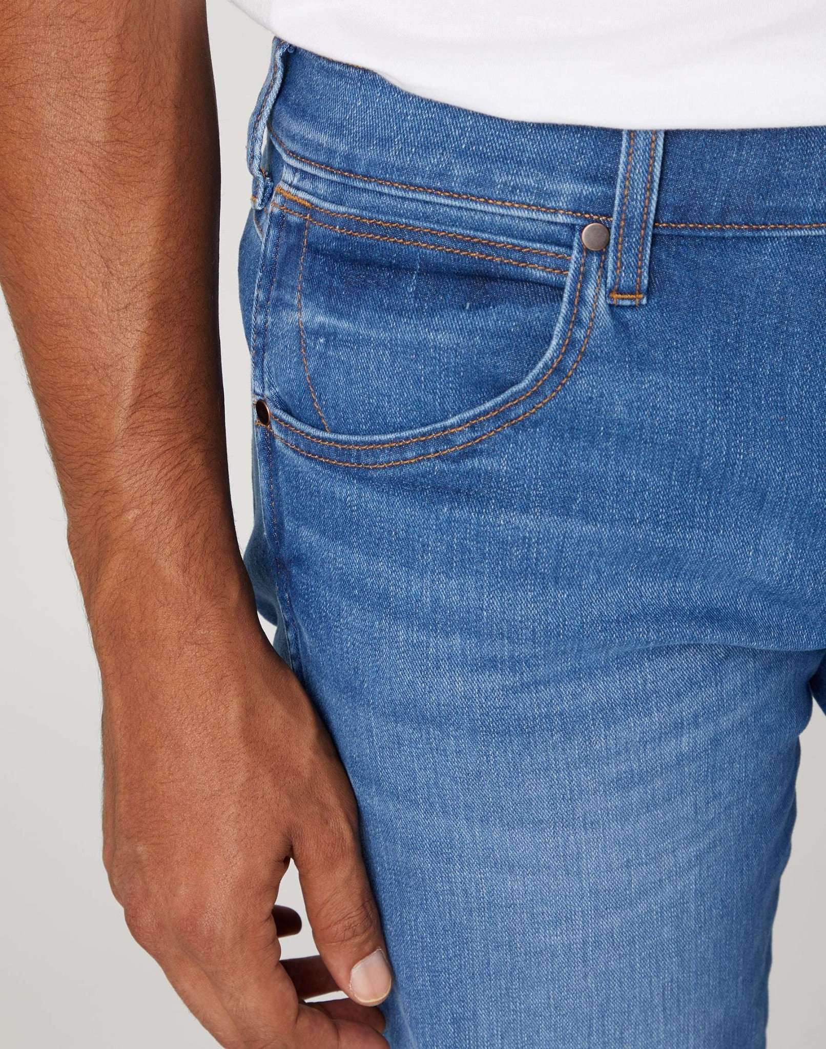 Colton Shorts in Blue Vortex Jeansshorts Wrangler   