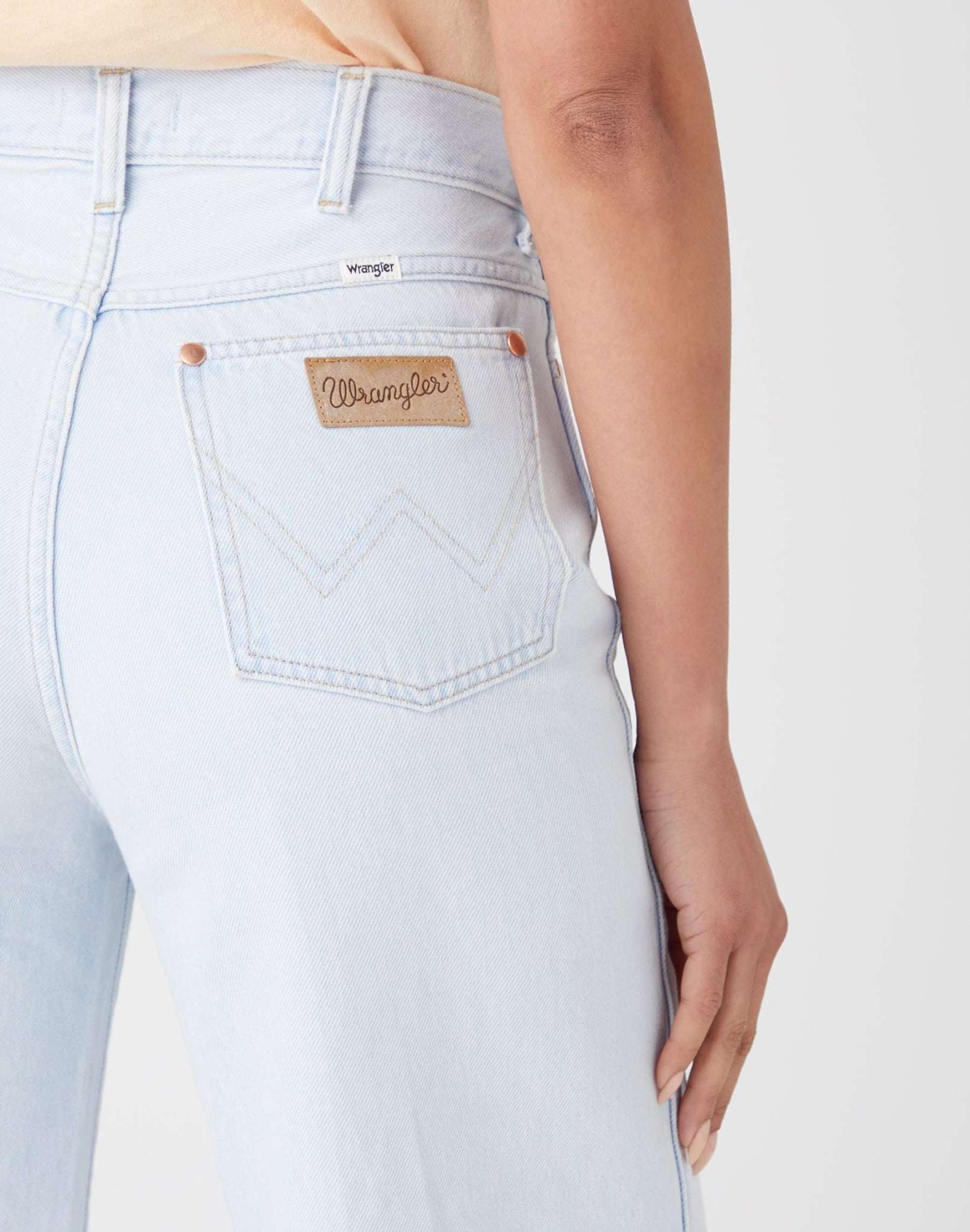 World Wide Crop in Trick Of The Ice Jeans Wrangler   